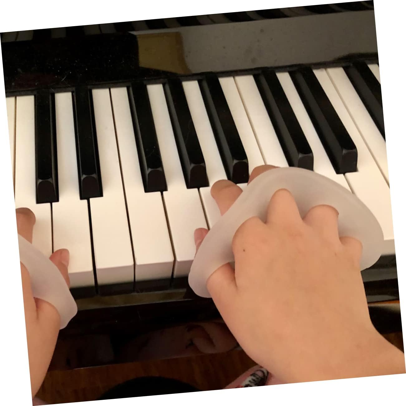 VANZACK 2Pcs Piano Finger Exercisers Transparent Color Hand Trainers for Finger Flexibility Coordination Durable Piano Training Tools for Strengthening Hands Improving Sensitivity