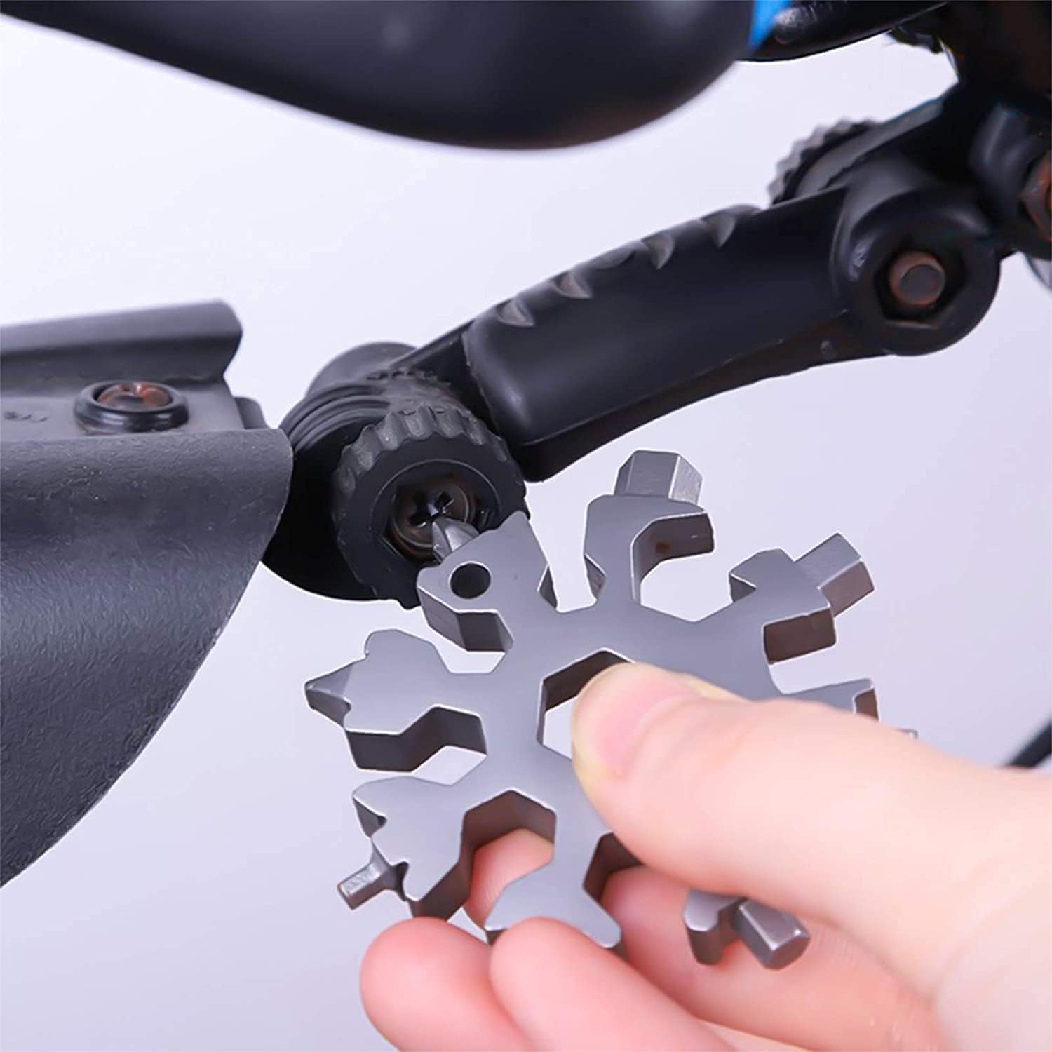 18 In 1 Snowflake Multi Tool,Portable Stainless Steel Wrench,Bottle Opener,Flat Phillips Screwdriver Kit,Pocket Snowflake Keychain Tool for Outdoor Camping,Travelling (1pcs Black)