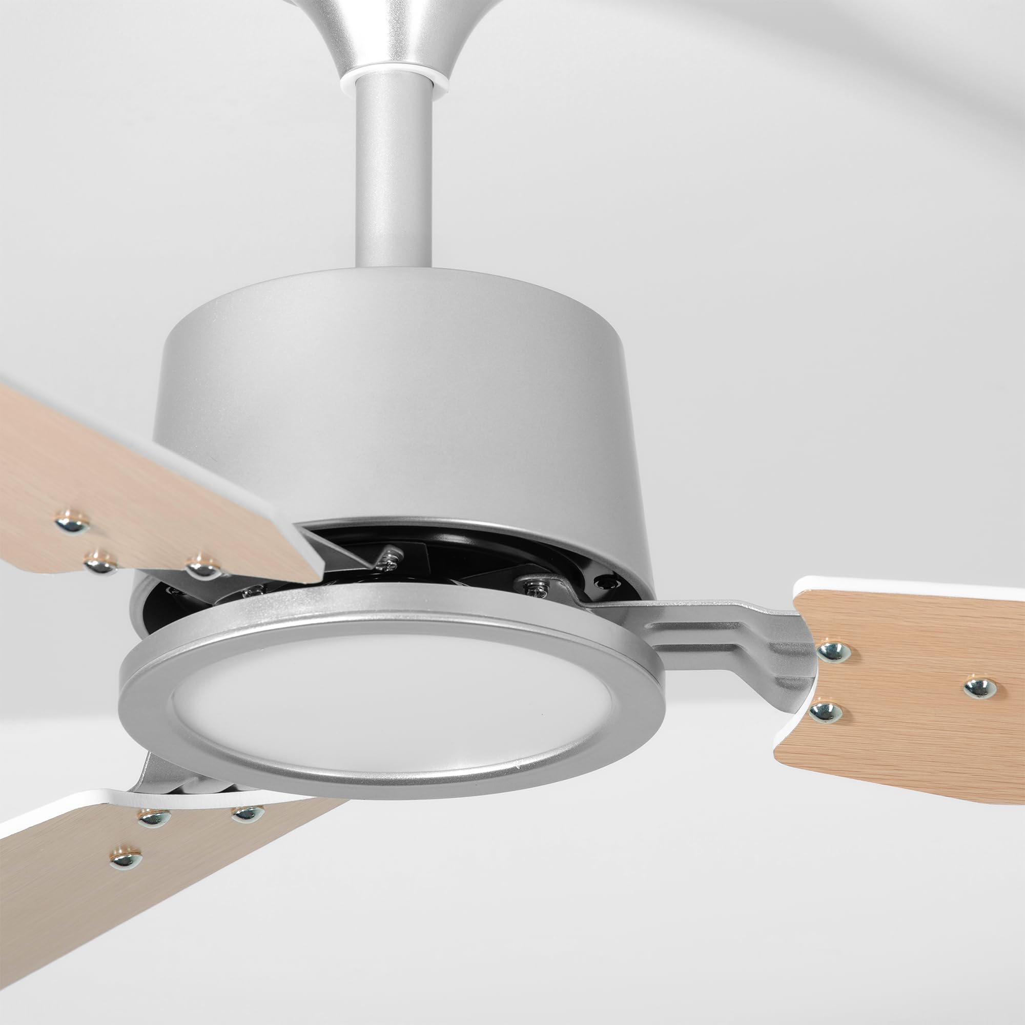 Faura Ventilador Techo Plata/Madera Clara. 3 Aspas Ø132cm. Luz Led 18W Neutra/Cálida/Extra Cálida. Motor DC. Verano/Invierno. 6 Velocidades. Control Remoto Temporizador. Silencioso. Brisa