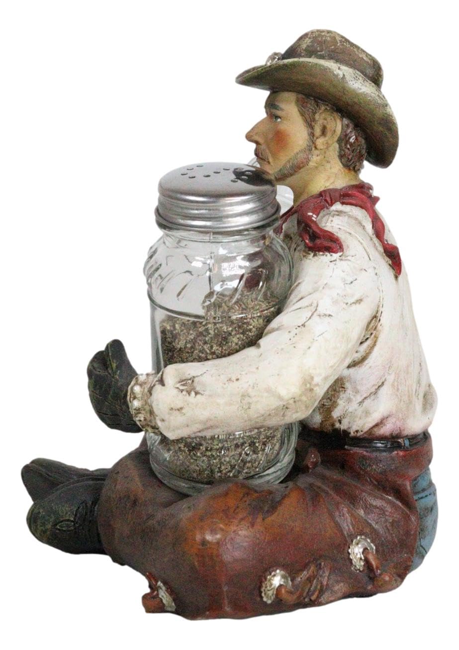 Ebros Gift Country Rustic Western Howdy Wrangler Cowboy avec chapes assis jambes croisées Salière et poivrière Ensemble de figurines de ferme Ranch Wild West Southwestern Old World Decor