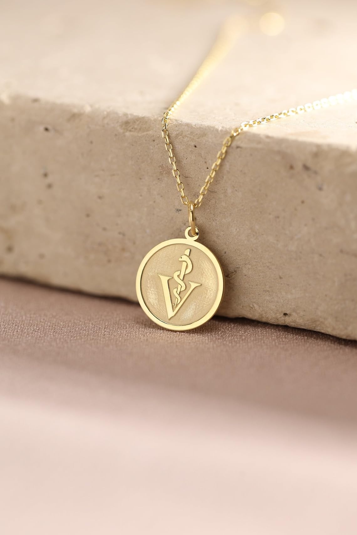 LKBEADS Collar con colgante de moneda grabada con símbolo de veterinario de 24 mm con cadena tipo cable de 45 cm | Plata de ley chapada en oro | Joyería de regalo unisex | LK_PNDN_1799