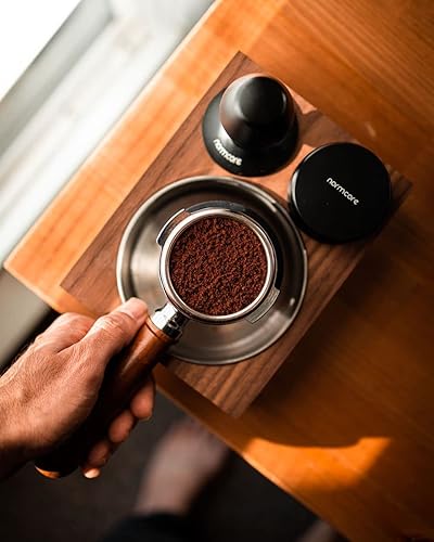 Miniatura 8 de Normcore Herramienta de distribución de café de 2.303 in - Nivelador de espresso con base de hoja en V para portafiltro de café de 2.283 in -