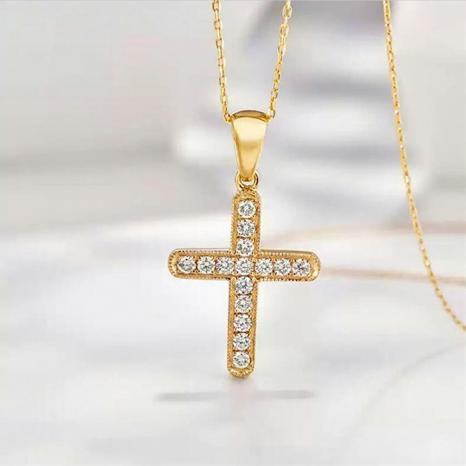 Damski łańcuszek na szyję z wisiorkiem w kształcie krzyża z 0,23 ct diamencik złoty prezent dla mamy