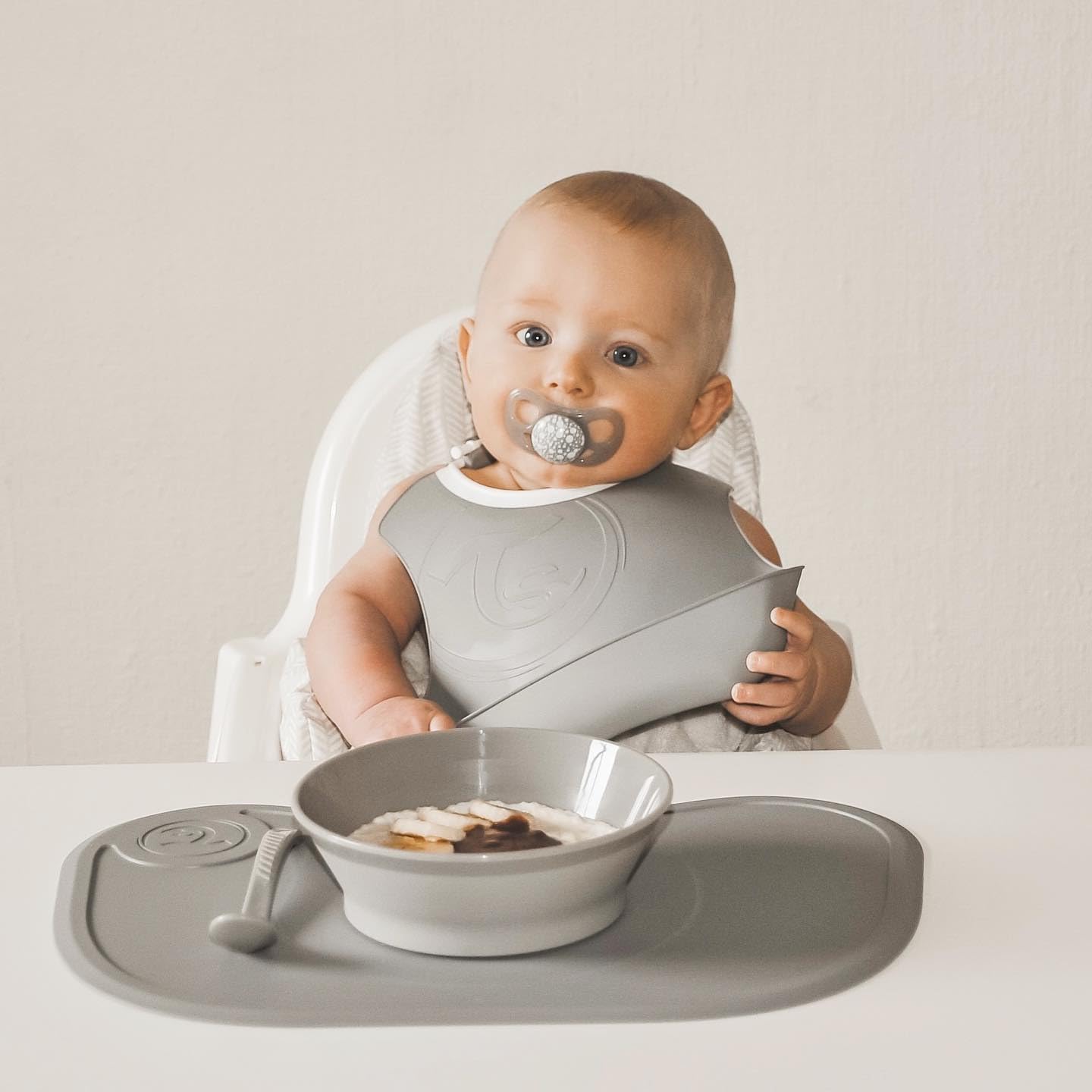 Twistshake Click Mat + Plate | Baby Non-Slip Tableware Set | Baby Plate + Baby Placemat (38x25) | BPA-Free Baby Weaning Plate | Baby Suction Plate | Food Training Plate for Kids 6m+ | Blue