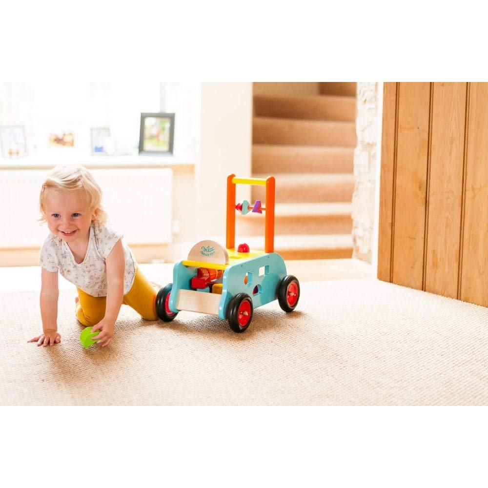 Vilac 1006S - Carro de Paseo 3 en 1: Carrito para Caminar, transportador y Mesa de Juego multiactividad