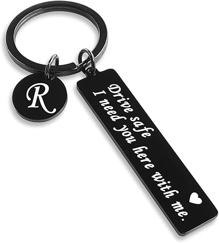 CINDYHE Llavero Drive Safe de regalo para novio, día de San Valentín, regalos para él, te necesito aquí, 26 letras iniciales