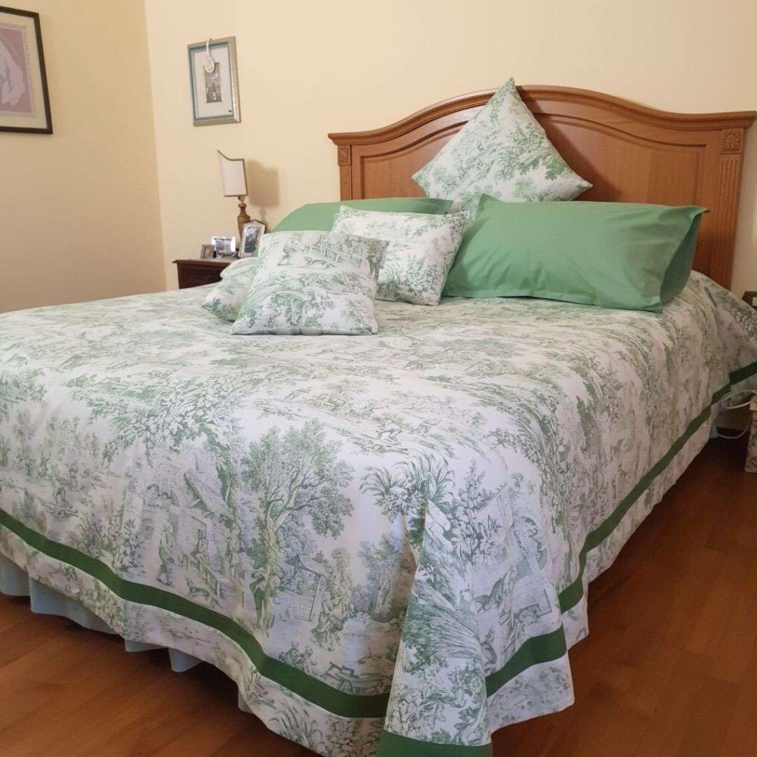RICAMI FIORENTINI BALDI Colcha de algodón Panamá fantasía con volante de color liso. Producto artesanal (Toile de jouy verde, para cama individual maxi, 190 x 260 cm)