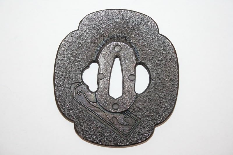 時代刀鍔　金象嵌等　木箱付　320g 東Y7-0220☆2Fトヒチ 時代刀鍔 金象嵌等 木箱付 320g 東Y7-0220☆2Fトヒチ