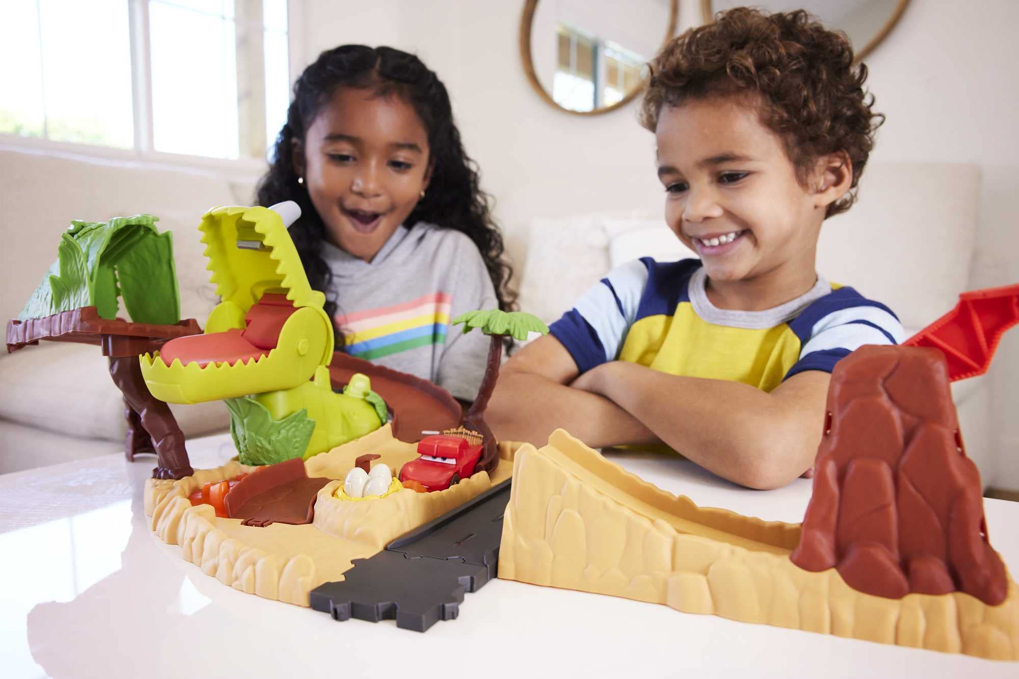 Mattel Disney Pixar Cars On The Road - Set Parco dei Dinosauri, playset con macchinina Saetta McQueen, un dinosauro e azione attivabile, giocattolo per bambini, 4+ anni, HNL99
