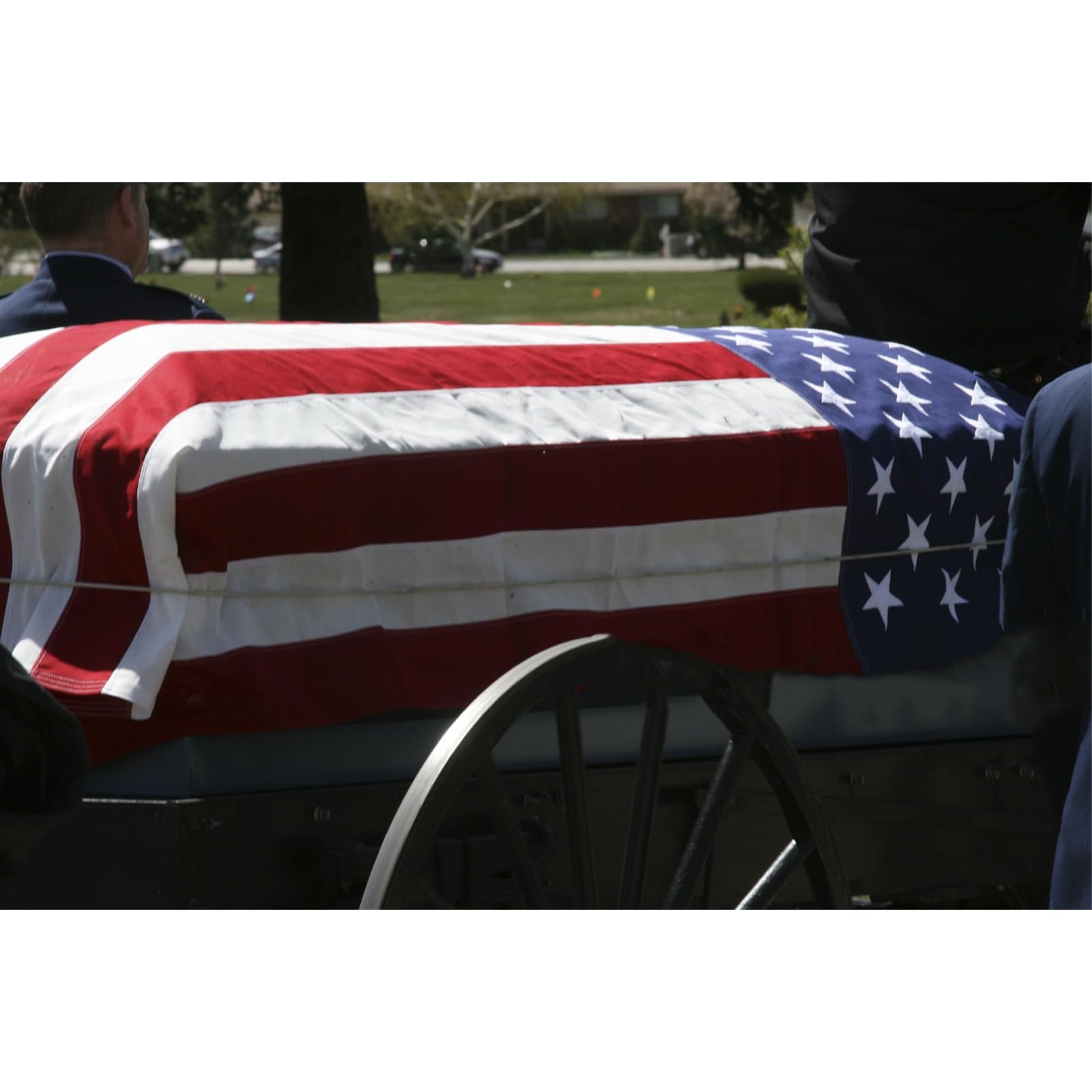 ROTERDON Bandiera americana in cotone, 1,5 x 2,5 m, prodotta negli Stati Uniti, per bandiera commemorativa dei veterani, tessuto resistente, stelle ricamate di lusso, strisce cucite e 2 occhielli in
