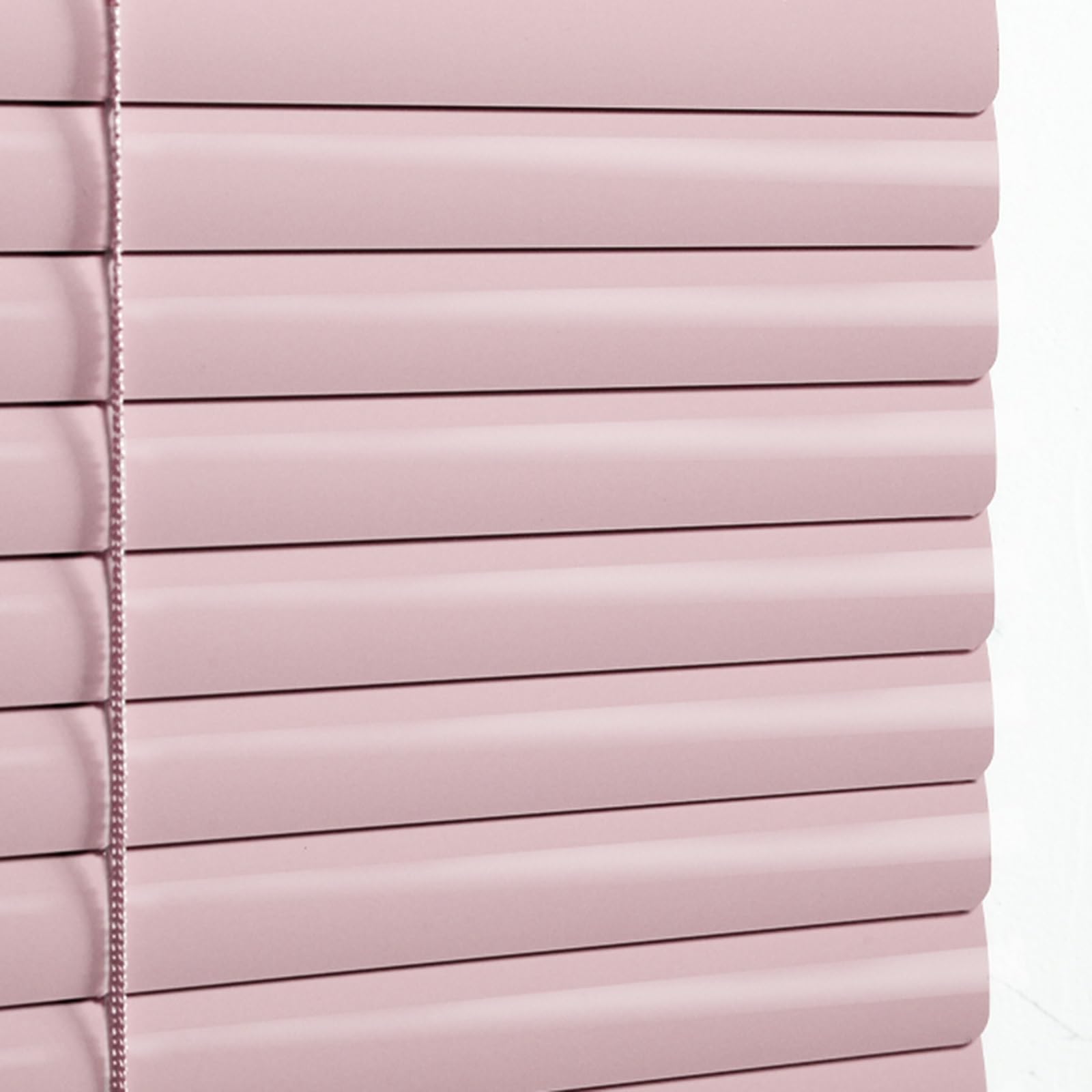 Persianas venecianas de aluminio para una privacidad total en tu dormitorio