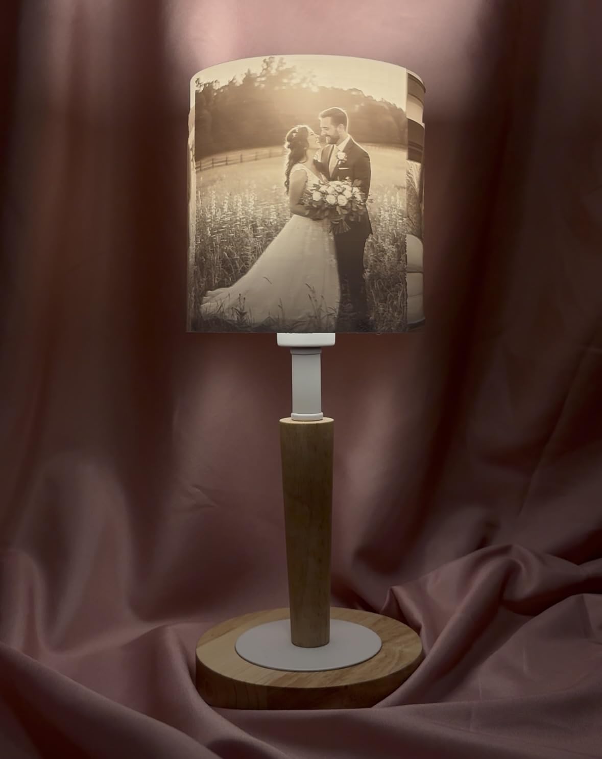 COZY LOOM Lampe mit eigenen Fotos inkl. LED Leuchtmittel – Tischlampe mit Holzfuß – Perfekte Geschenkidee für Weihnachten, Geburtstag, Valentinstag, Hochzeit (Schirm mit 3 Fotos)