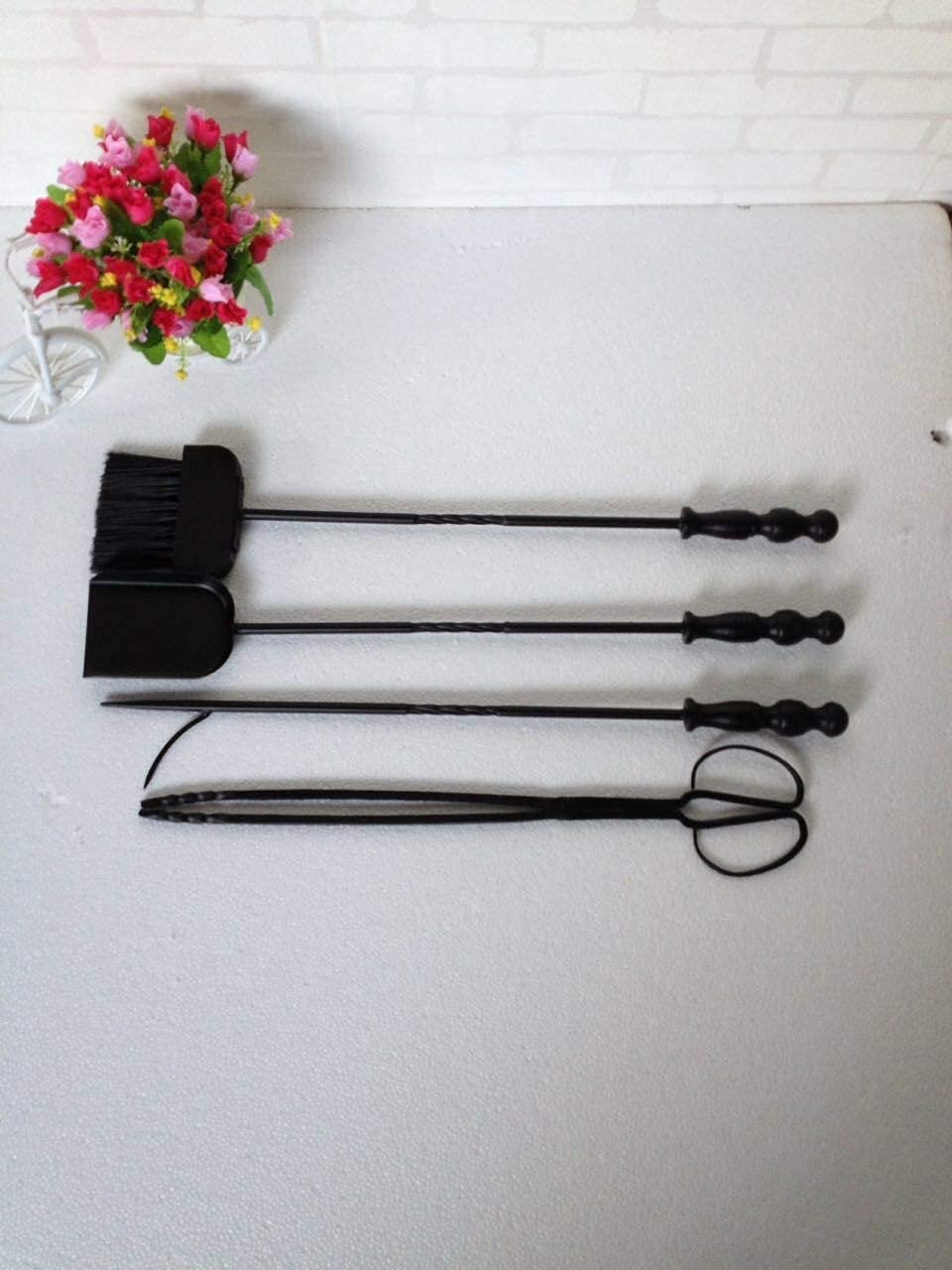 Set di Utensili per Camino 5 Pezzi Set di accompagnamento Tradizionale in Ferro battuto per Stufa a Legna e Carbone 75 cm Accessori Neri