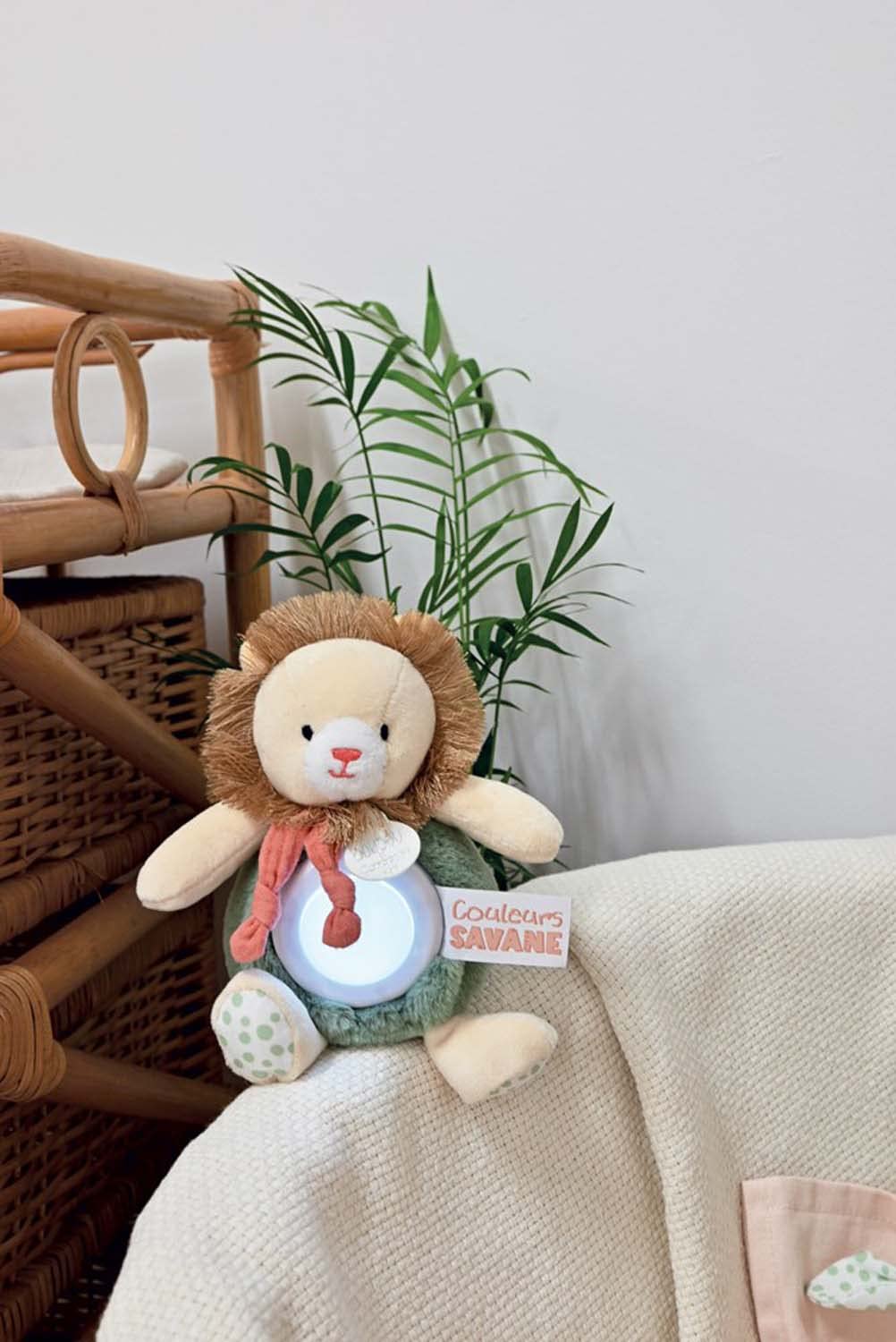 Doudou et Compagnie - Couleurs Savane - Veilleuse Peluche Lion 15 cm - Lumière Apaisante pour Bébé Dès la Naissance - Boîte Cadeau Kraft - Garantie Doudou Perdu - Idée Cadeau Naissance - DC4070 - 4