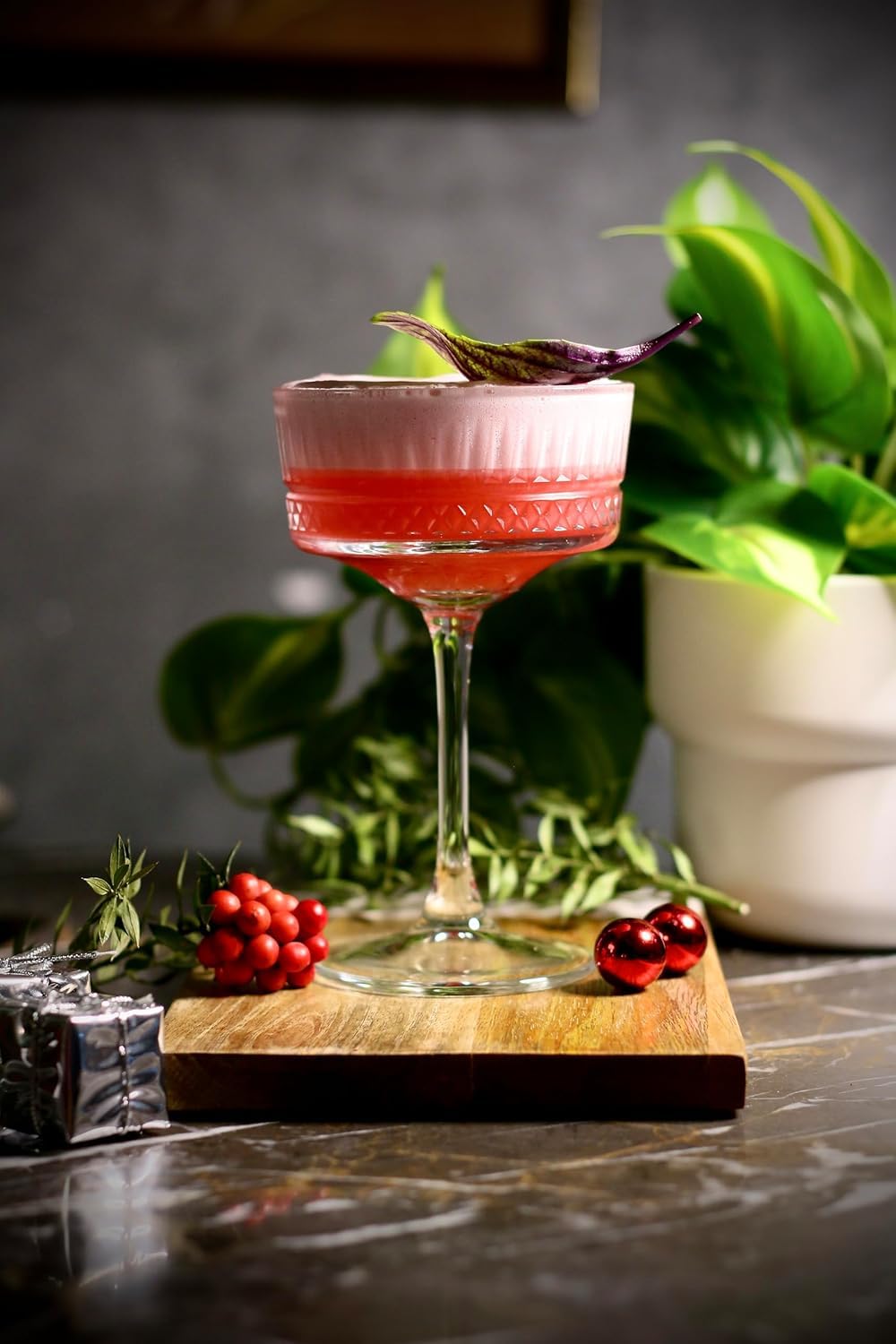 Oceano Set di 4 Calici Champagne e Cocktail in Cristallo Intagliato Coppe Retrò in Stile Vintage da 250ml Ideali per Bollicine, Martini e Dessert Design Elegante per Cerimonie e Feste