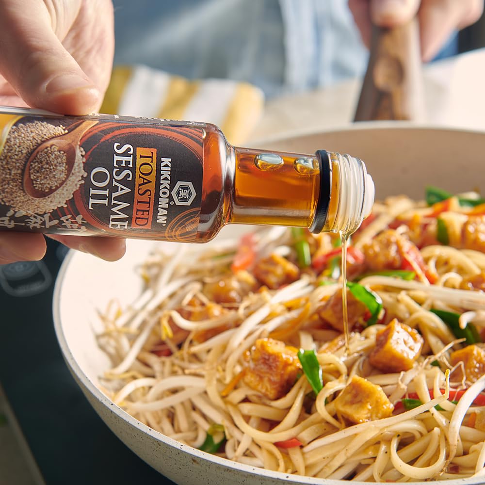Kikkoman, Olio di Sesamo Tostato, Perfetto per Insaporire Zuppe, Ideale Mixato con Salsa di Soia per Creare Deliziosi Dressing, Adatto per Piatti a Base di Carne o Verdure, Bottiglia da 125 mL - 3