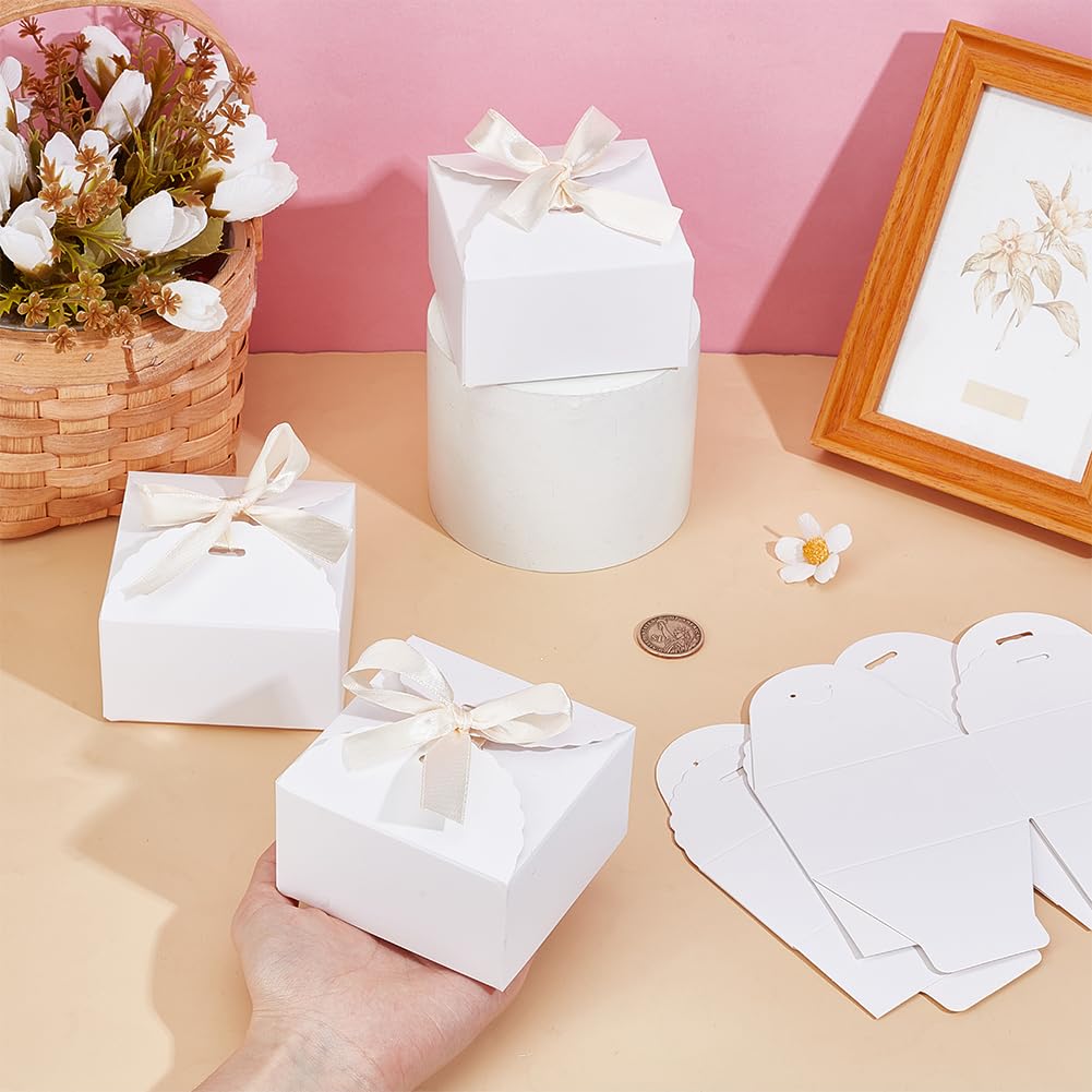 PH PandaHall 30 Scatole Regalo Mini Scatola di Carta Bianca Scatola di Caramelle Pieghevole Piccola Scatole di Bomboniere di Imballaggio Regalo con Nastro per Nozze Laurea Caramelle Biscotti, 9x9x5cm