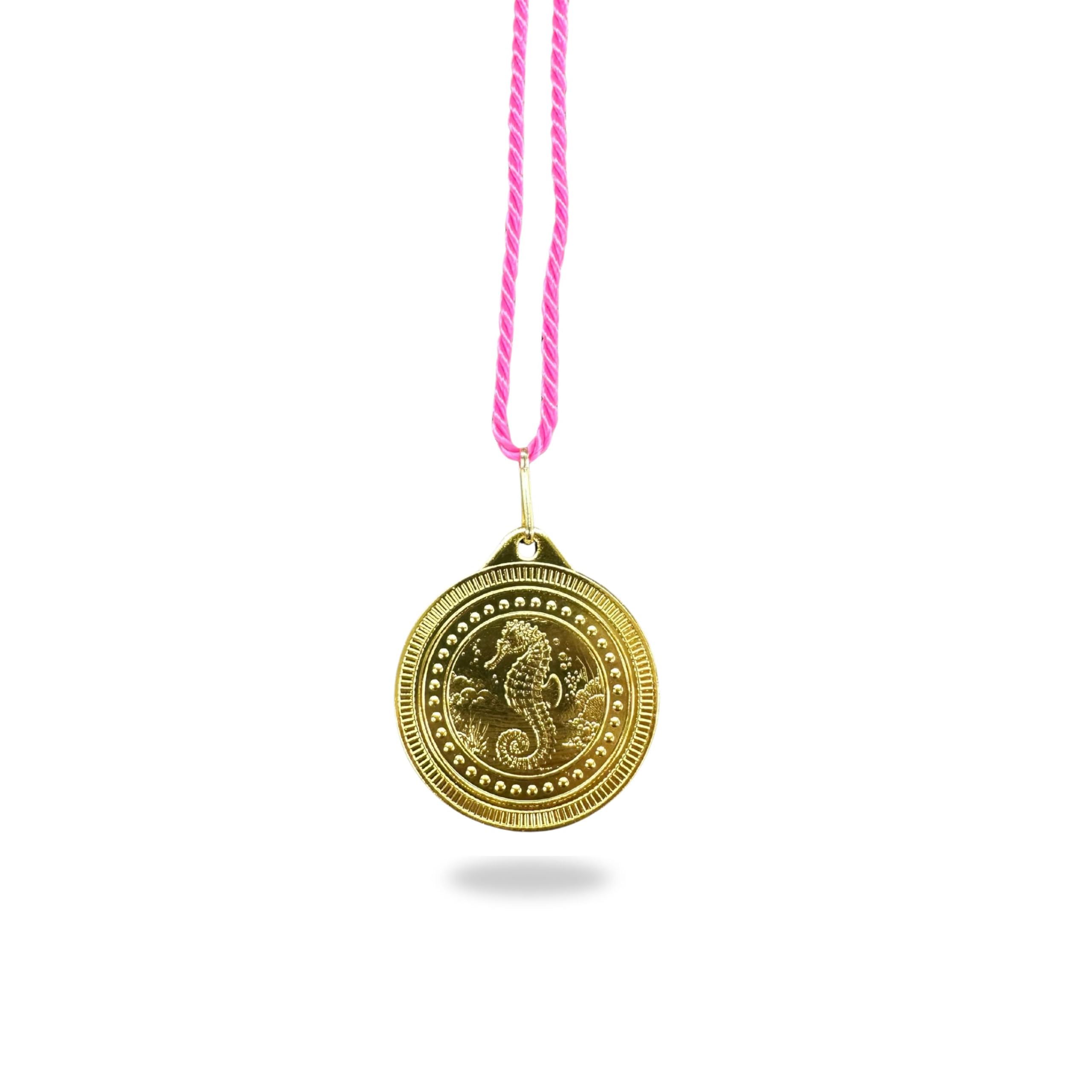 Seepferdchen Medaille 50 mm aus Metall – glänzende Schwimm Medaille für Kinder & Vereine – inklusive Kordel in Blau oder Rosa – 31 g – Ideal für Schwimmkurse & Wettkämpfe