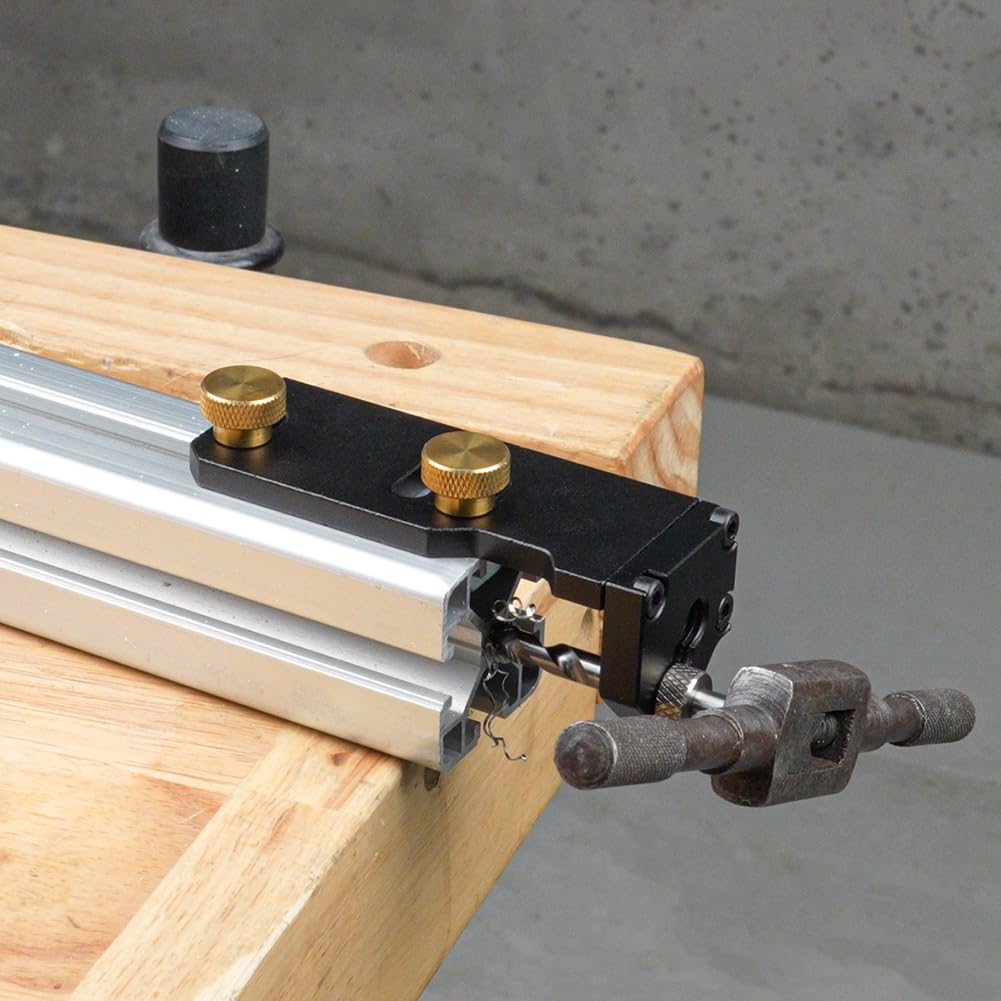 Profilé en aluminium pour le bricolage de meubles. Pour percer et tarauder dans de travail du bois.