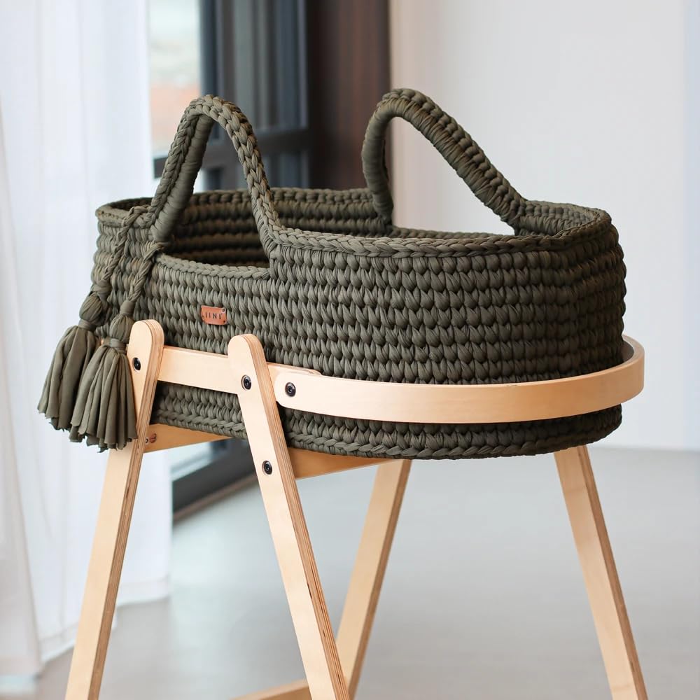LIINI® Babywiege mit Moseskorb (Olive) – sanfte Wiegebewegung, handgehäkelt, nachhaltiges Holzgestell, inkl. Matratze & Täschchen – ab Geburt bis 9 kg – EN 1466:2023