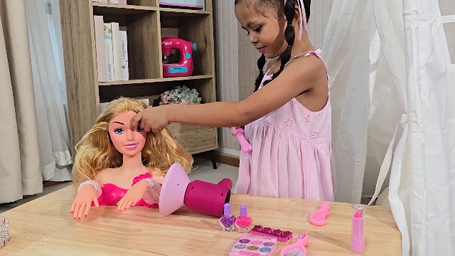 G.C Coffret Coiffure Et Maquillage Poupée – Sèche-cheveux, Fer, Vernis, Cosmétiques – Cadeau Fille 4-8 Ans
