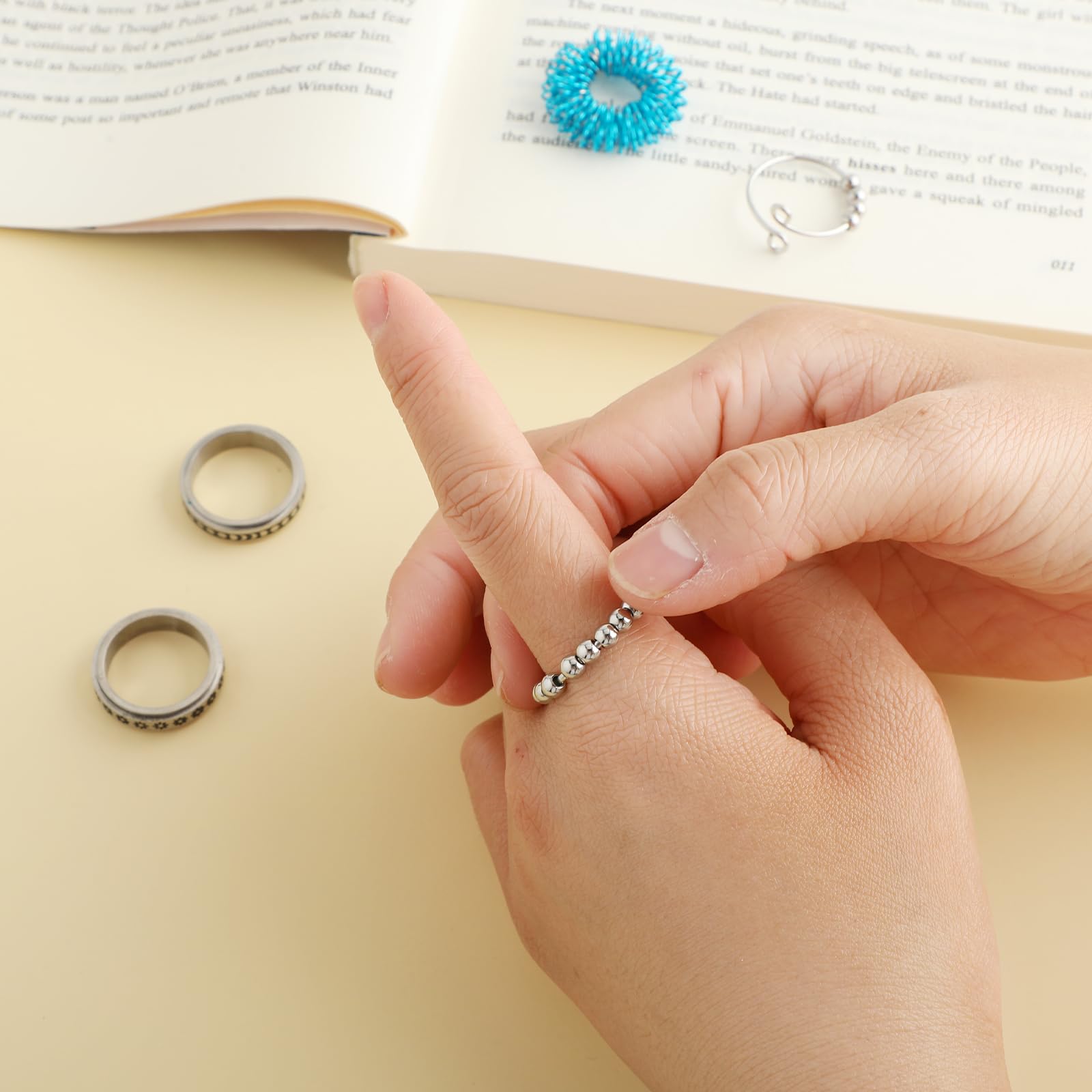 Fidget Pierścienie przeciwlękowe dla kobiet, 12 sztuk, ze stali nierdzewnej, regulowane, przeciwlękowe, w tym 4 pierścienie obrotowe i 8 kolczastych pierścieni sensorycznych dla kobiet, mężczyzn