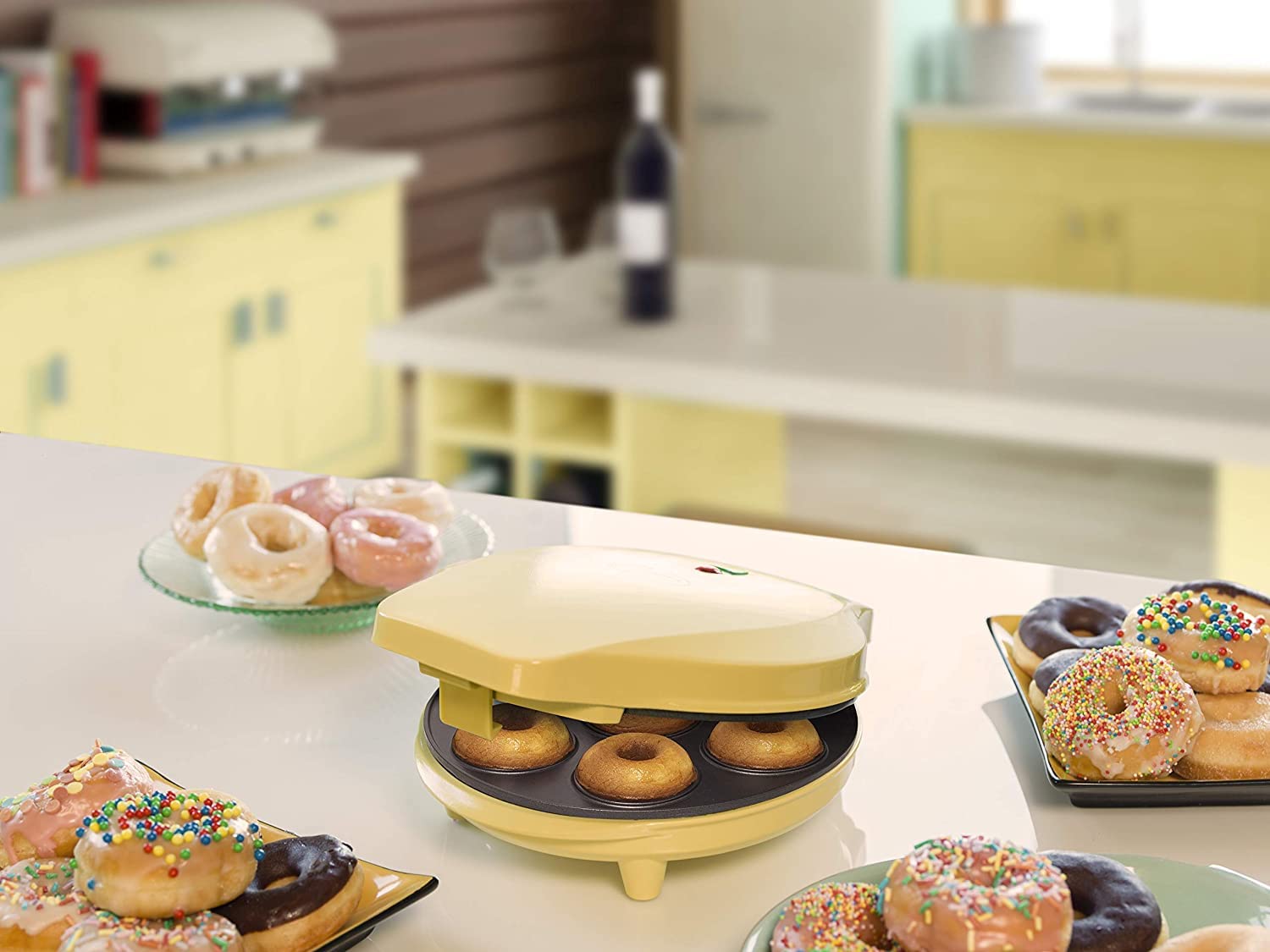 Bestron Donut Maker, inkl. Teigportionierer für 700ml mit Skala, Ideal zum Befüllen des Donut-Geräts, Farbe Gerät: Gelb, Teigflasche: Weiß