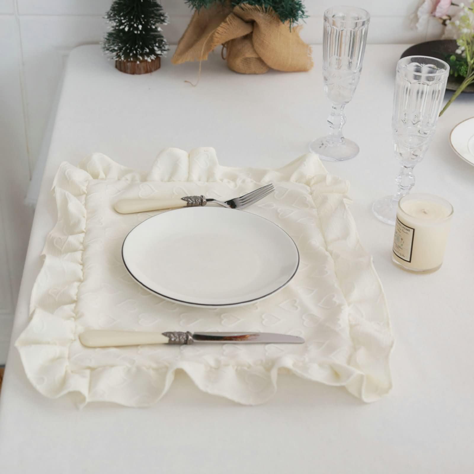 Lot de 4 Set de Table Lavable, 38 x 45 CM Tapis de Table Antidérapant Beige, Couleur Unie avec Motif Coeur