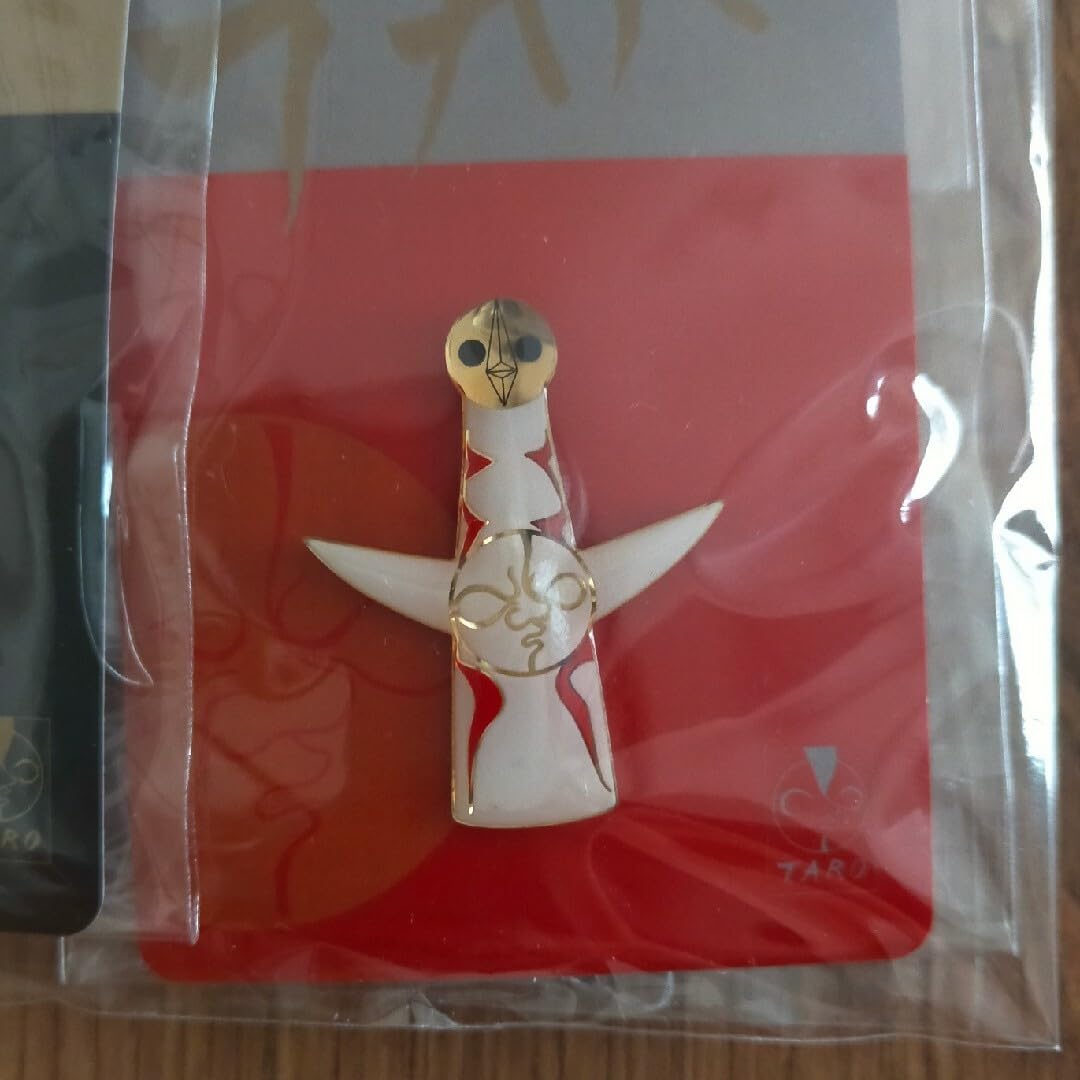 Amazon | 太陽の塔 ピンバッジ ピンズ 岡本太郎 | バッジ | おもちゃ