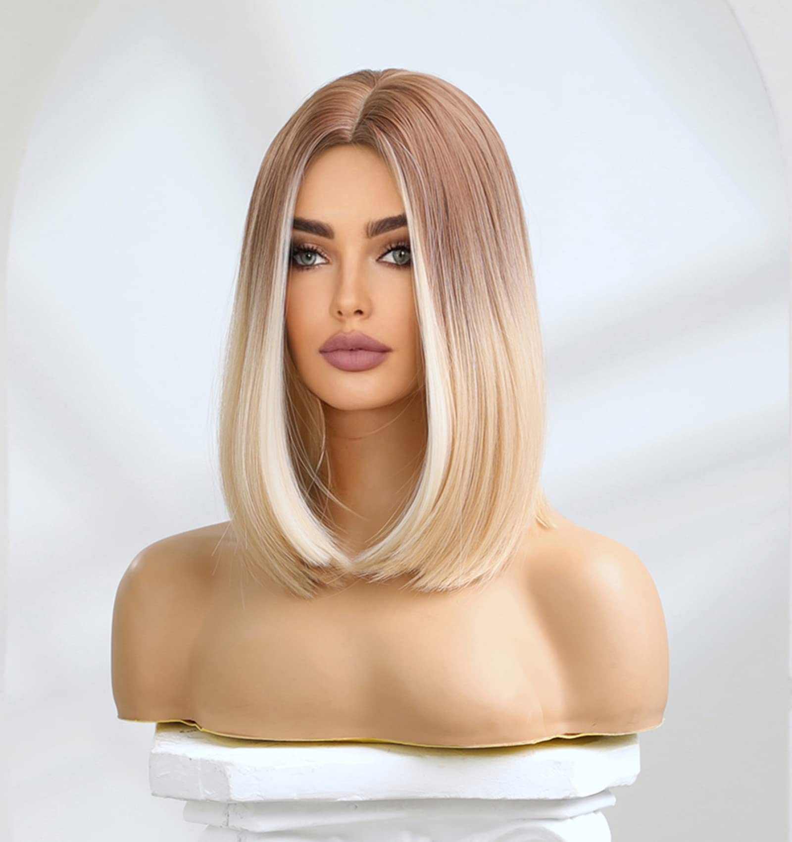 Perruque Courte Synthétique Femme - Méchée Blond Racine Blond Foncé - Bonnet Large Avec 2 Attaches - Neuf Avec étiquettes