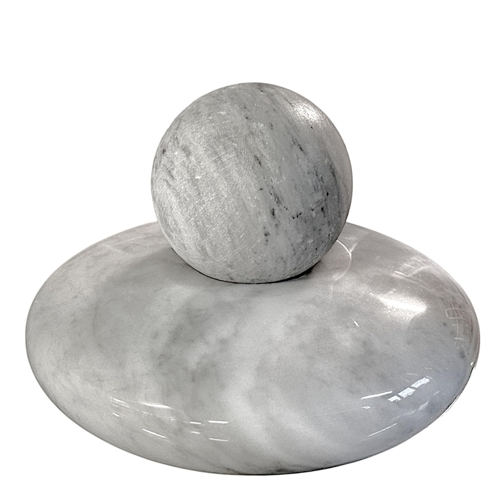 Sculpture de table marbre blanc et sphère : l'harmonie chez vous