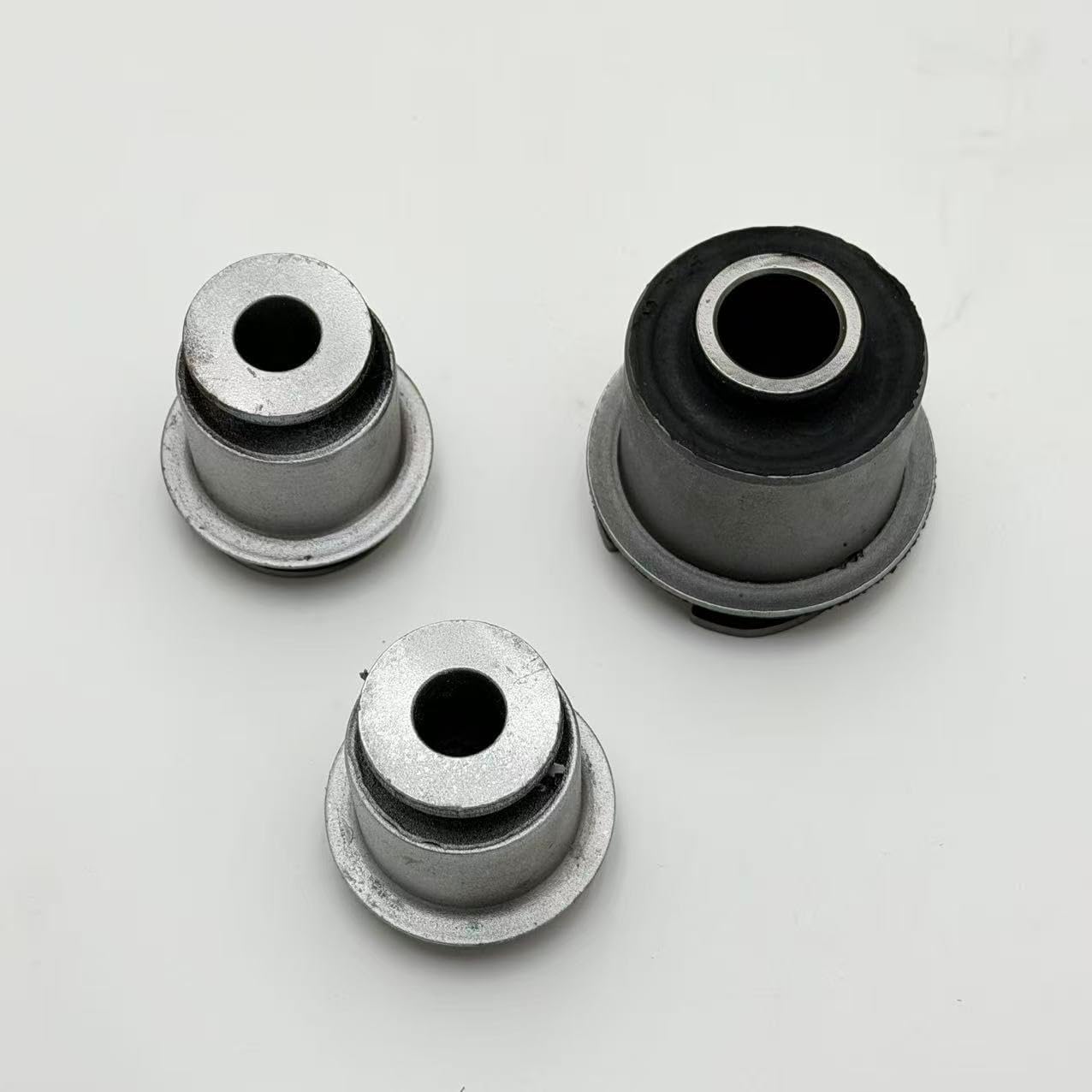 Front differential bracket rubber sleeve/bushing compatible with/replacement for Hummer H3 25872770,15856421,15856422