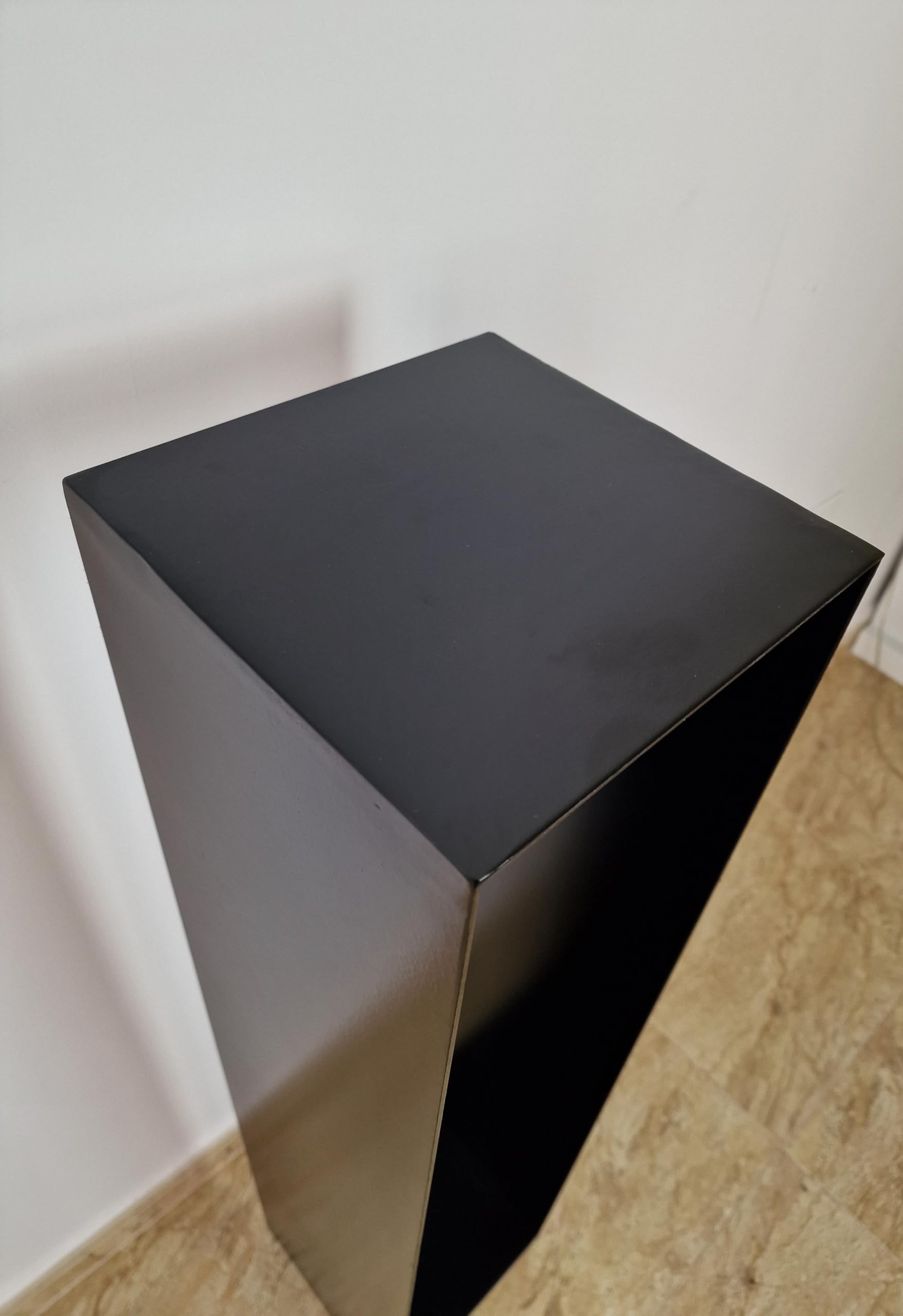 Genérico Pedestal, peana metálica, artesanal 100x23x23 para interior y exterior. Soporte alto, estante. Resistente y estable. Funcional. Color negro