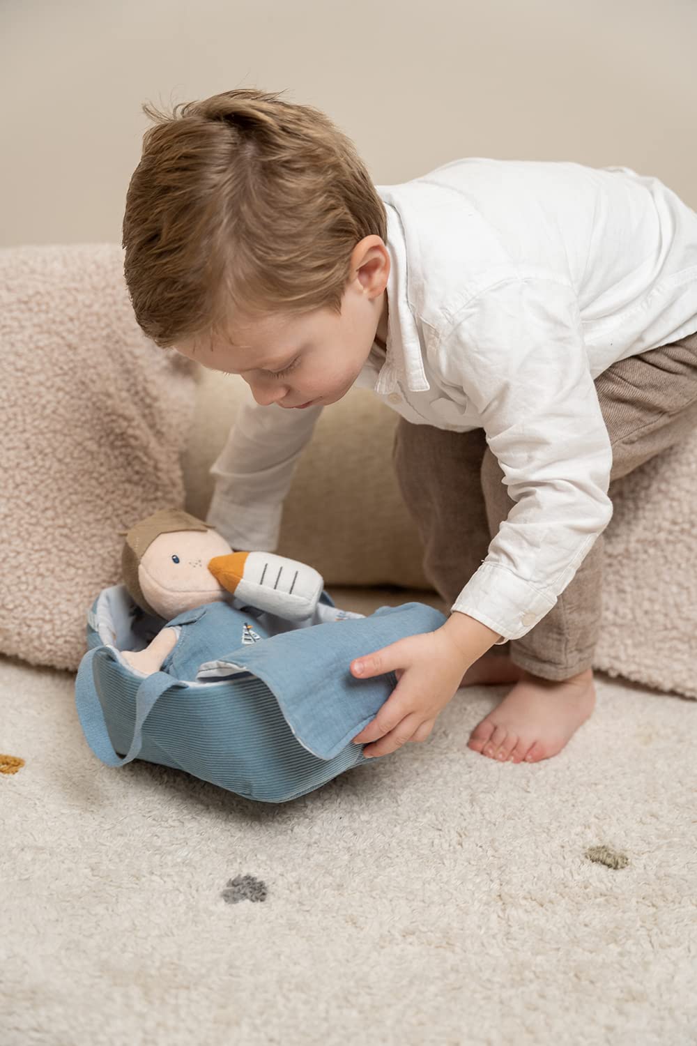 Little Dutch Sailors Bay 4554 - Muñeco de peluche con cesta de transporte y accesorios