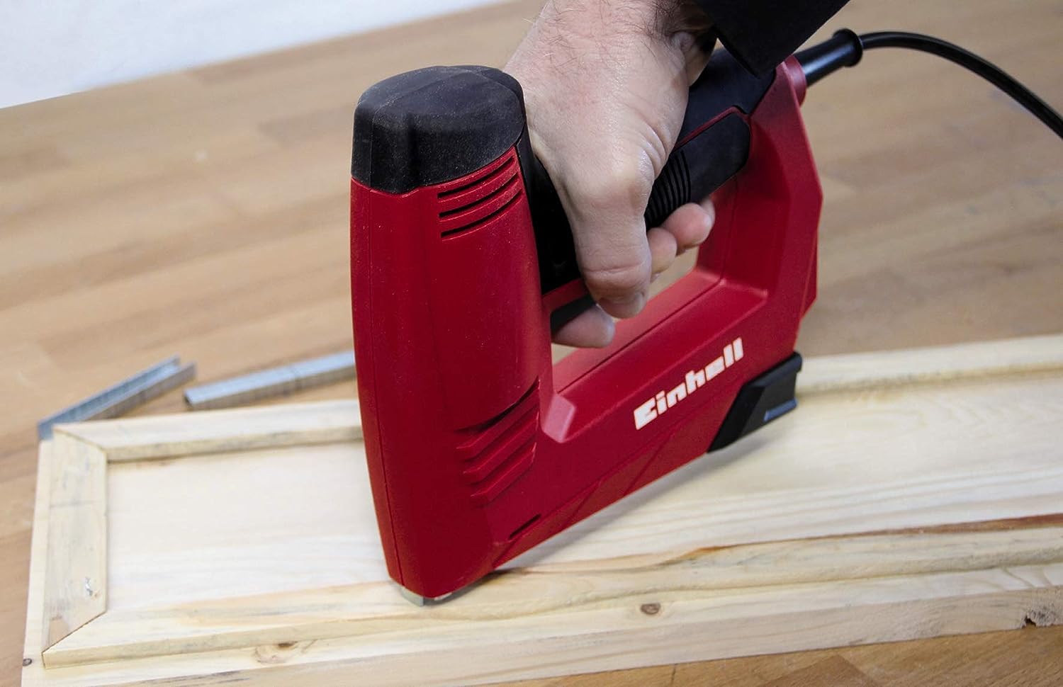 Einhell Grapadora eléctrica TC-EN 20 E (220-240 V, sopla a 20 como mínimo, incluye 1000 grapas y 500 clavos)