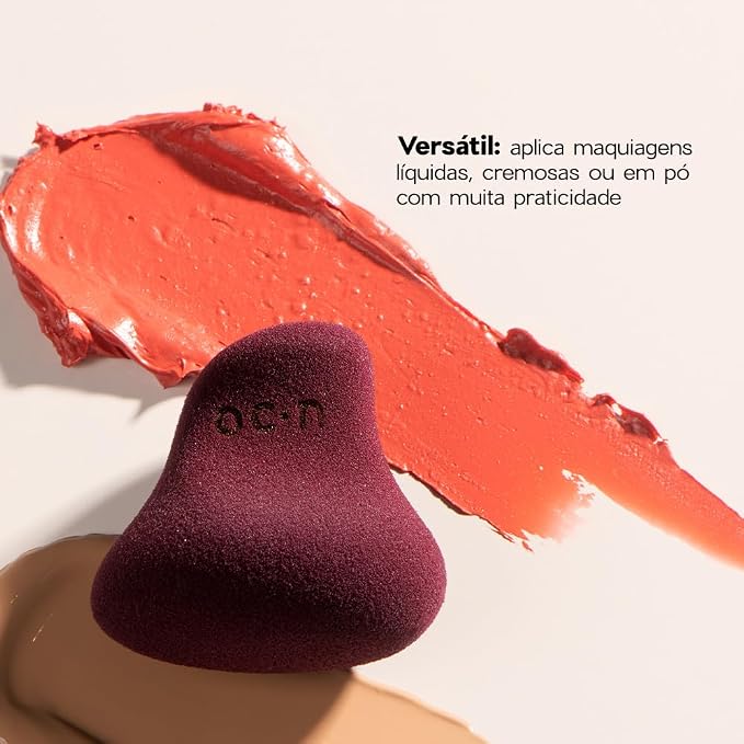 Esponja de maquiagem Océane My Blend vinho posicionada sobre manchas de base e blush