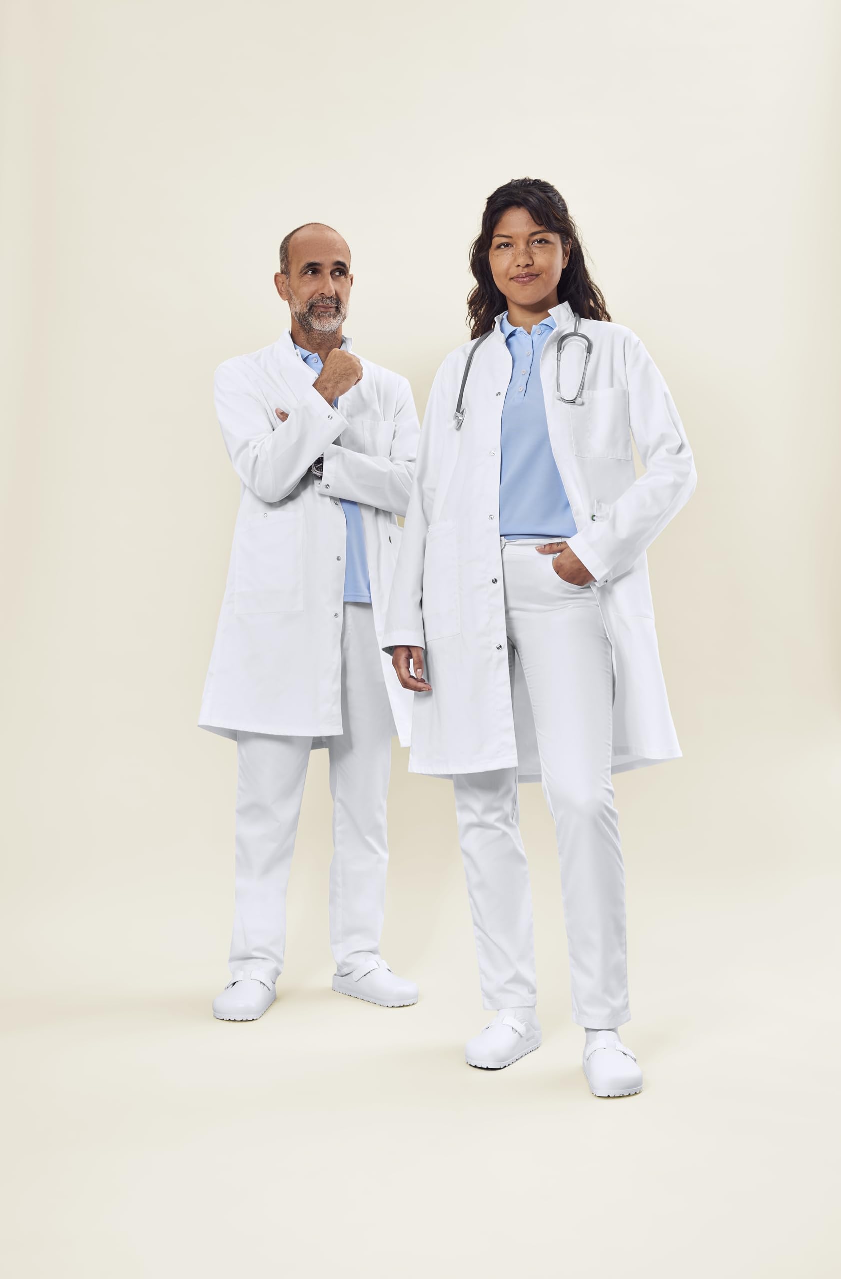 GREIFF Care 5026 - Bata de laboratorio unisex con cuello alto, tira de botones ocultos, 3 bolsillos, funda para teléfono móvil y lazo para llaves, ideal para enfermería, clínica y práctica