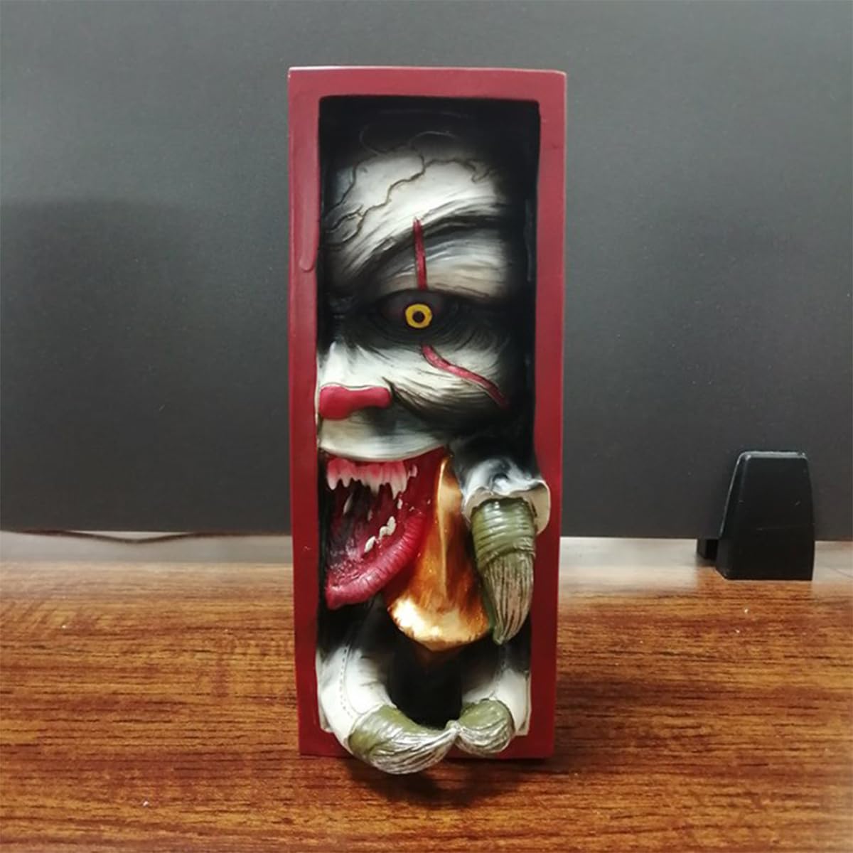 ACESOME Halloween Peeping Bookend, Scary Book Shelf Divider, Human Face Resin Bookend, Bookshelf Decor Decorative Book Ends Sculpture Scary Back Gift for Desks Offices (4)