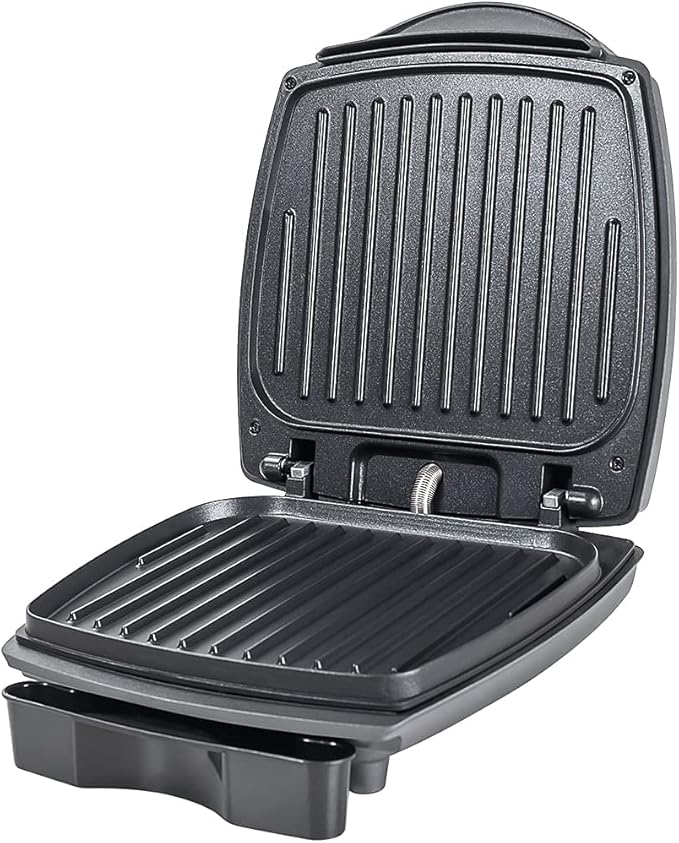 Grill elétrico Oster aberto mostrando as chapas de grelhar e a bandeja coletora de gordura