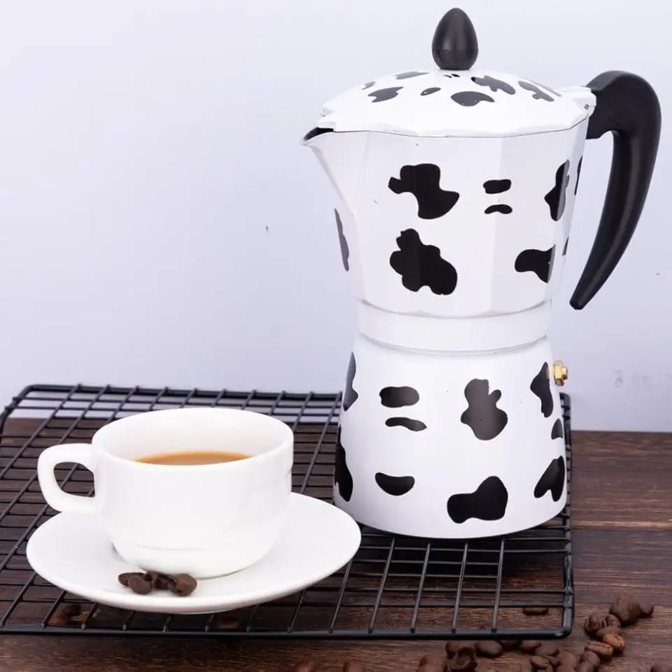 Cafeteira Italiana Moka, Alumínio com Design de Vaca, Portátil para Fogão, Estilo Espresso, 3 Peças Desmontáveis, Branca e Preta
