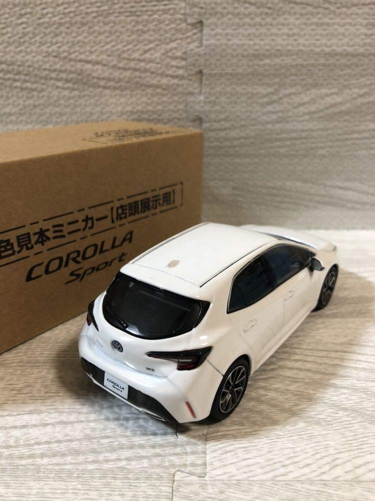 カローラスポーツ　カラーサンプル ミニカー　スーパーホワイトⅡ　専用箱付　他1台 Amazon.co.jp: 1/30 トヨタ カローラスポーツ スーパーホワイトⅡ