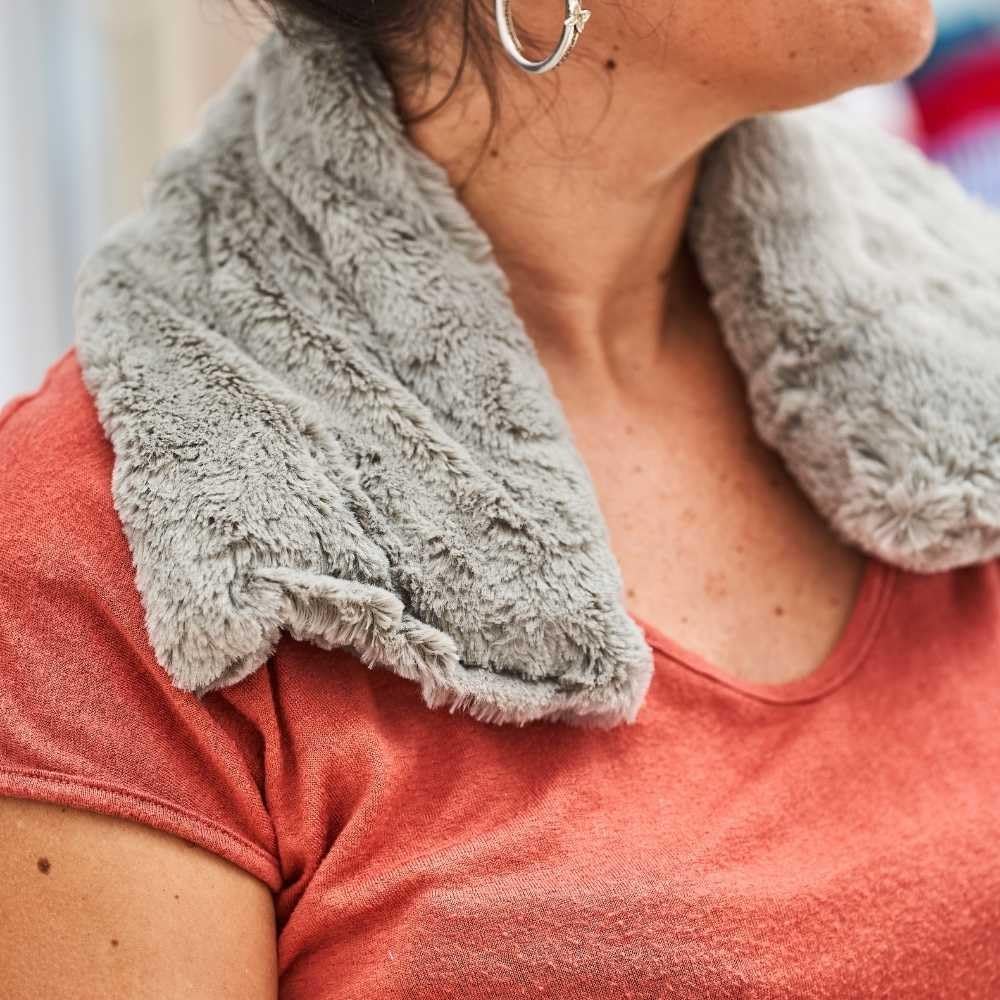 Pelucho - Bouillotte Tour de Cou - Bien-Être, Chaleur et Douceur - Bouillotte Sèche Micro-Ondable - Grains de Blé et Fleurs de Lavande - Fabriquée en France