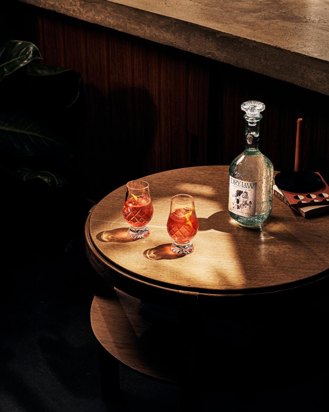 Drylaw Ginebra orgánica premium de uvas Moscatel. Cítrica y floral con notas de lichi, albaricoque, fruta tropical, melón y plátano. Botella decorativa. Gold en Gin Masters 2024.
