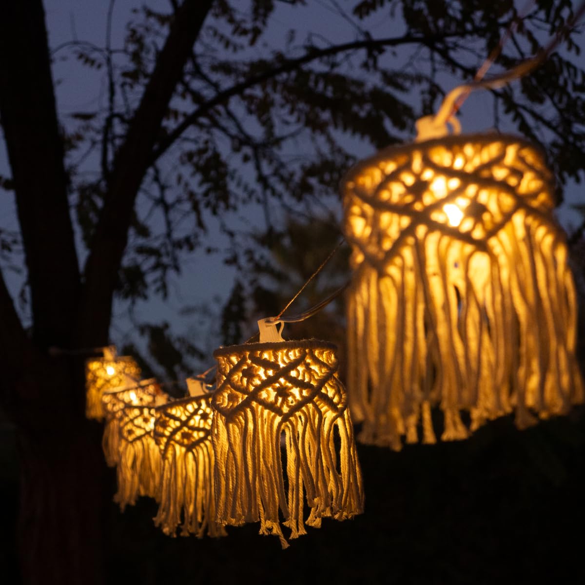 newgarden - MYKONOS GARLAND Dekorative LED-Lichterkette mit Solar-Aufladung und wiederaufladbarem Akku aus Makramee-Saiten