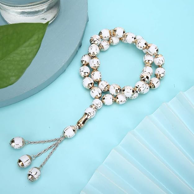 Belle Perle Di Preghiera O Rosario Di Legno Disposto Sopra Il Fondo Del Tessuto Concetto Religione Ramadan Eid Per Tasbih Islamico Image153741648
