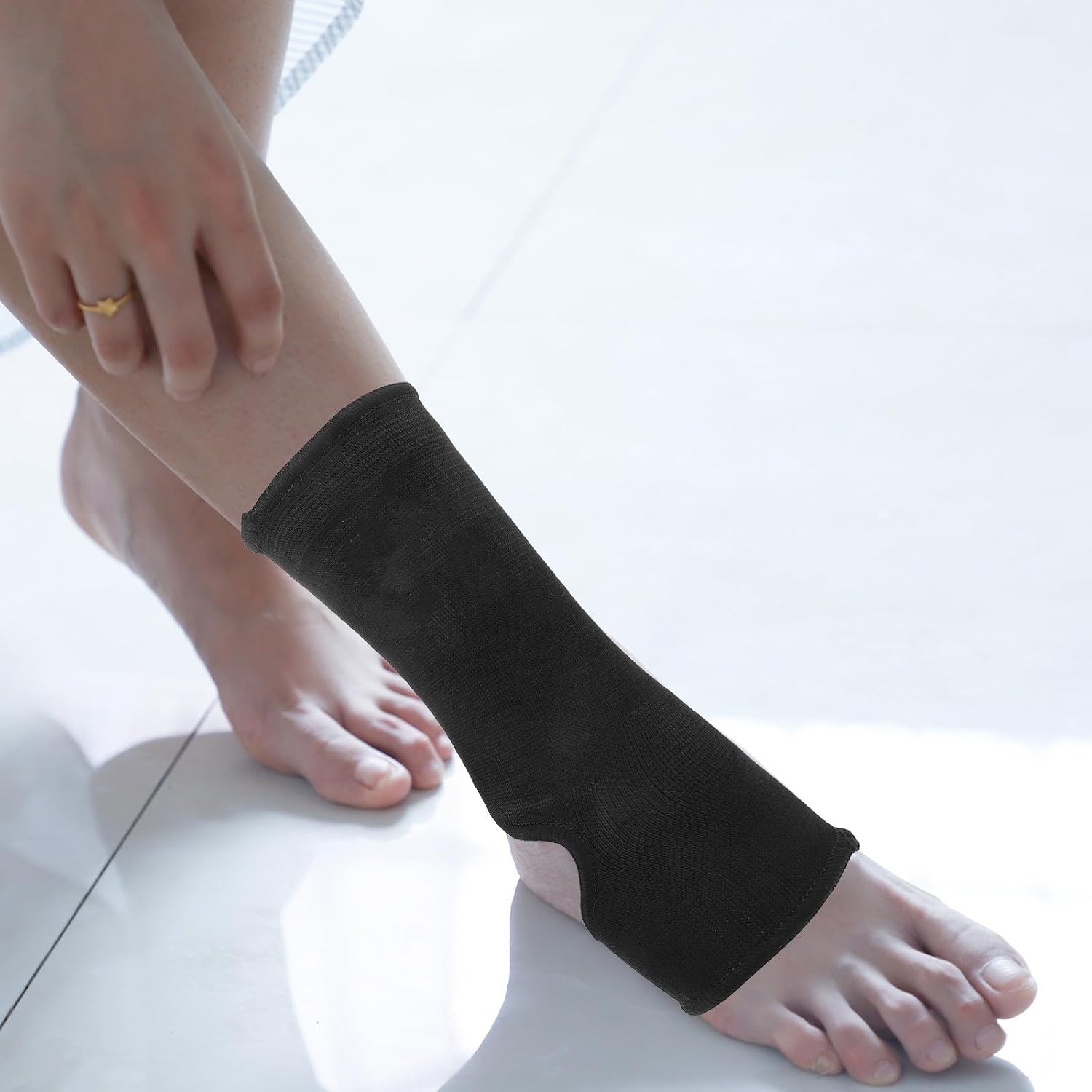 Levemolo Comfortable Breathable Polyester Ankle Sleeve the Elderly with Compression Ankle Support and Protection, for Playing Basketball and Sports Activities