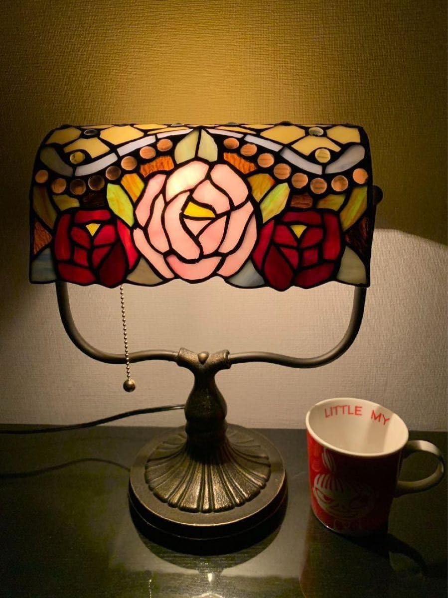 真っ赤な薔薇のステンドグラスランプ 楽天市場】ステンドランプ ローズ ニケ像ベース レッド薔薇