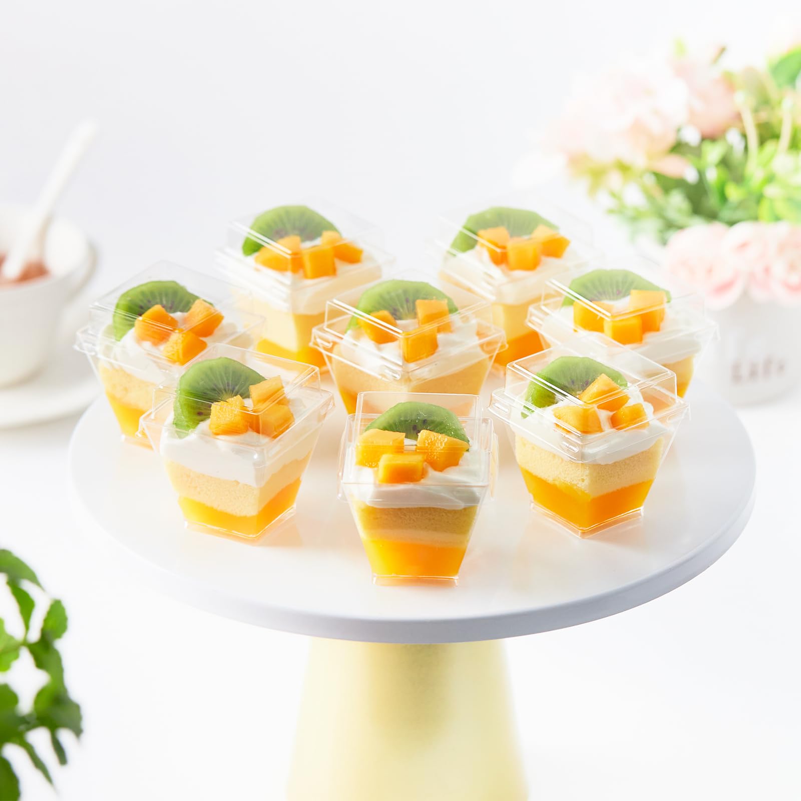 Mini vasos de postre de 2 onzas con tapas y cucharas, paquete de 100 vasos de plástico para postres, tazas cuadradas pequeñas para servir para fiestas, pudín individual