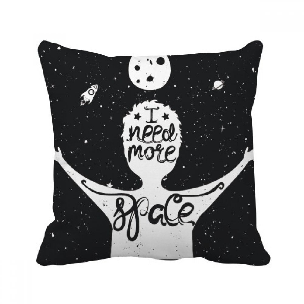 Coussin espace noir et blanc sur le canapé du salon pour une décoration moderne