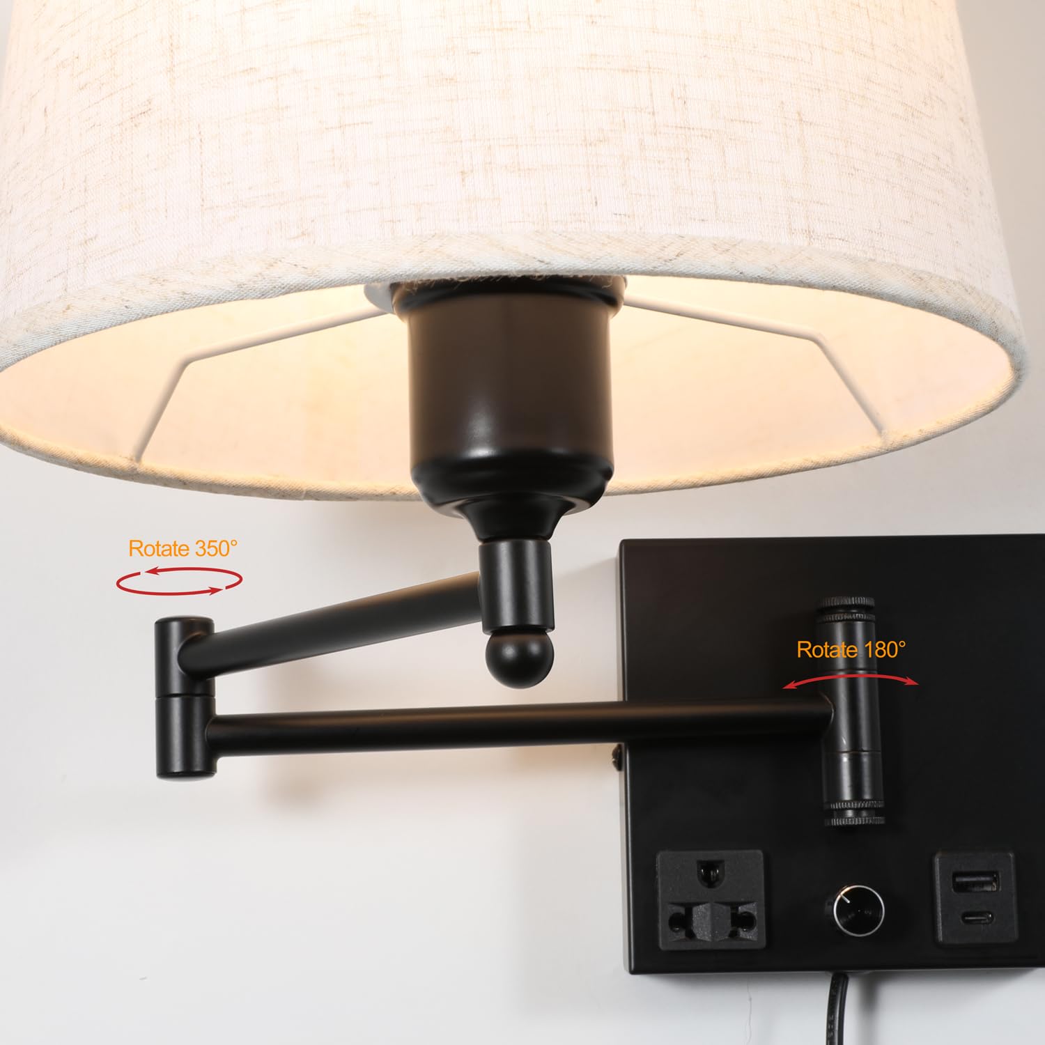 Schwenkbare Wandlampe mit Stoffschirm, USB-A & USB-C Ladeanschlüssen, integrierter Steckdose, Drehdimmer, Plug-in Wandleseleuchte verstellbar fürs Bett Schlafzimmer Hotel